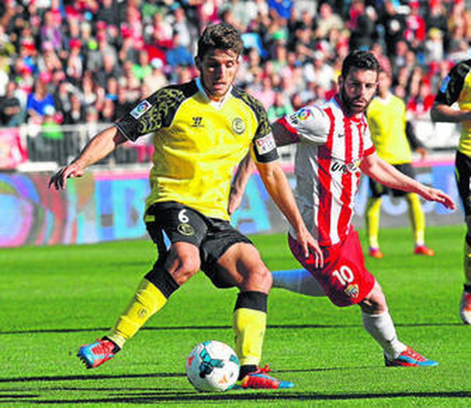 Carriço juega el balón en presencia del ex sevillista Rodri.
