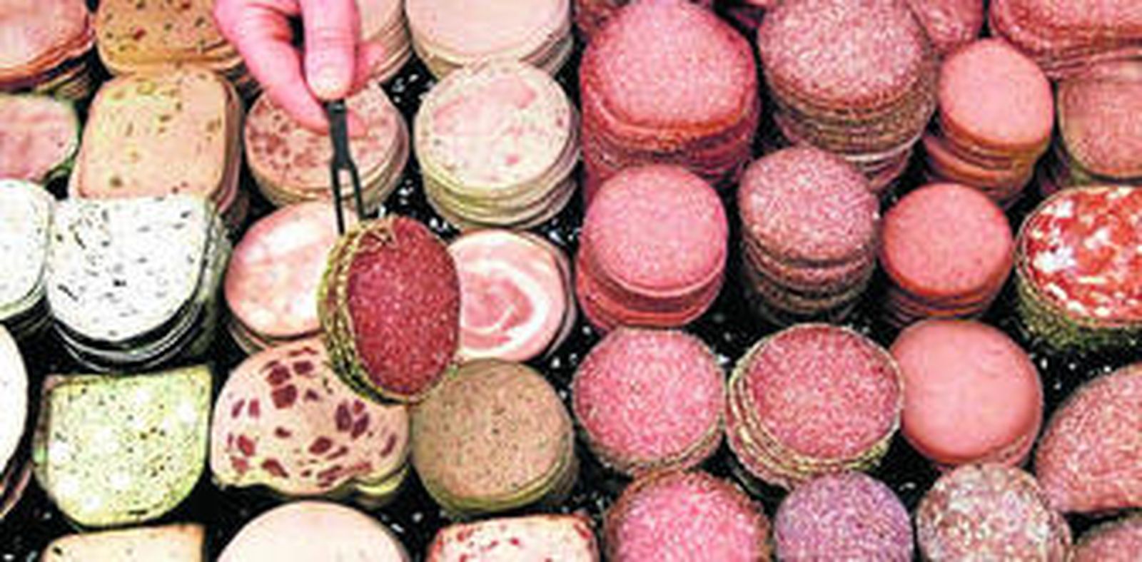 Embutidos cortados en lonchas expuestos al público.