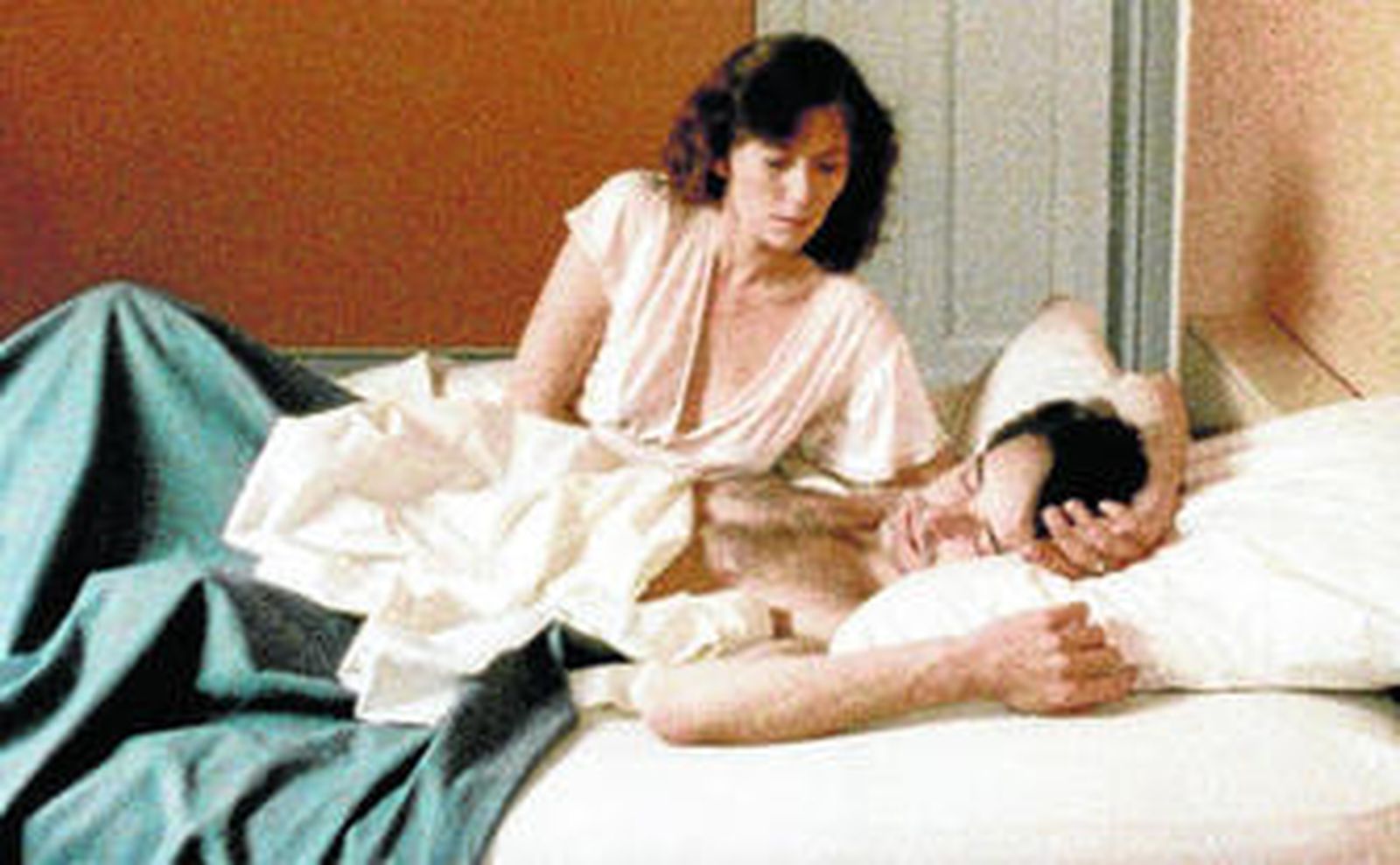 1. Marie Trintignant y Jean-Hughes Anglade, en una escena de 'Noche de verano en la ciudad' (1990), de Michel Deville. 2. Una imagen de 'Toute une nuit' (1982), el hermoso filme de Chantal Akerman sobre la noche de Bruselas. 3. 'Une femme mariée' (1964), de Jean-Luc Godard, algunas de cuyas huellas se pueden percibir en el filme de Deville