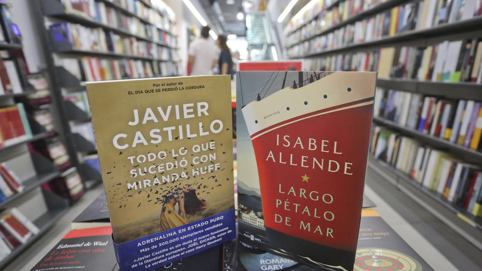 Los libros de Javier Castillo e Isabel Allende en la Librería Luces