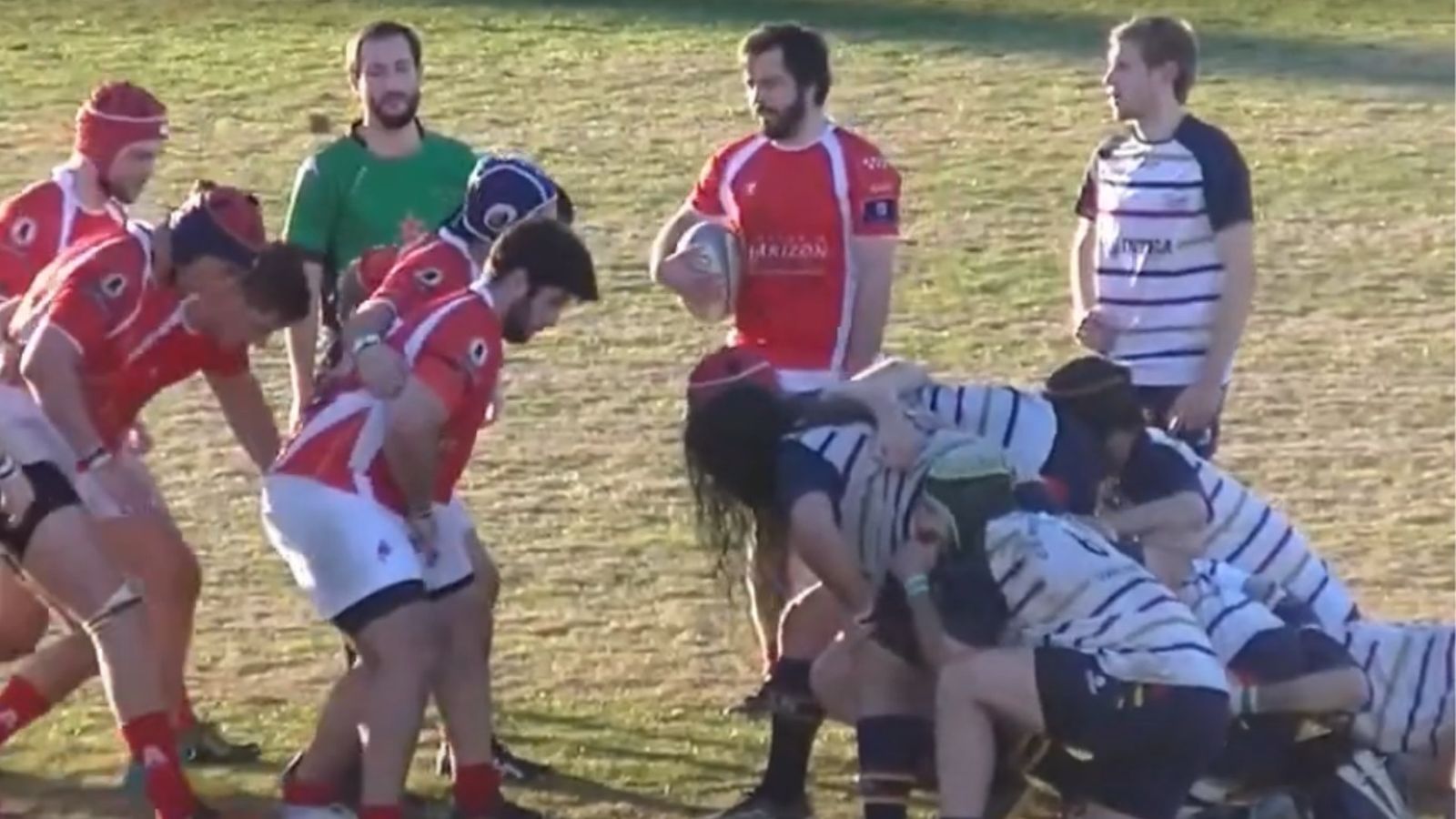 Una imagen de una melé en el Mairena Rugby-Arquitectura.