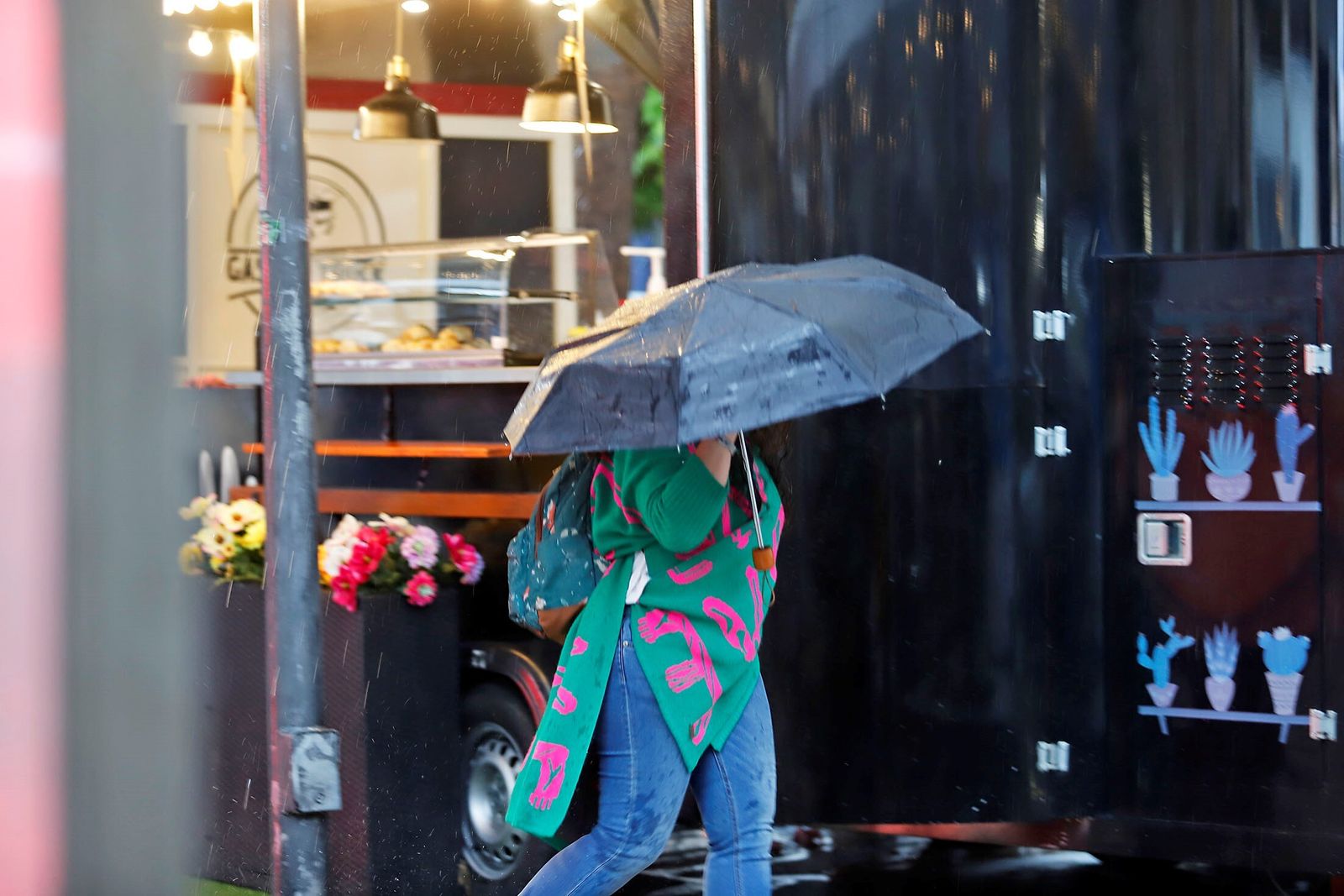Una ciudadana con paraguas en un día de lluvia.
