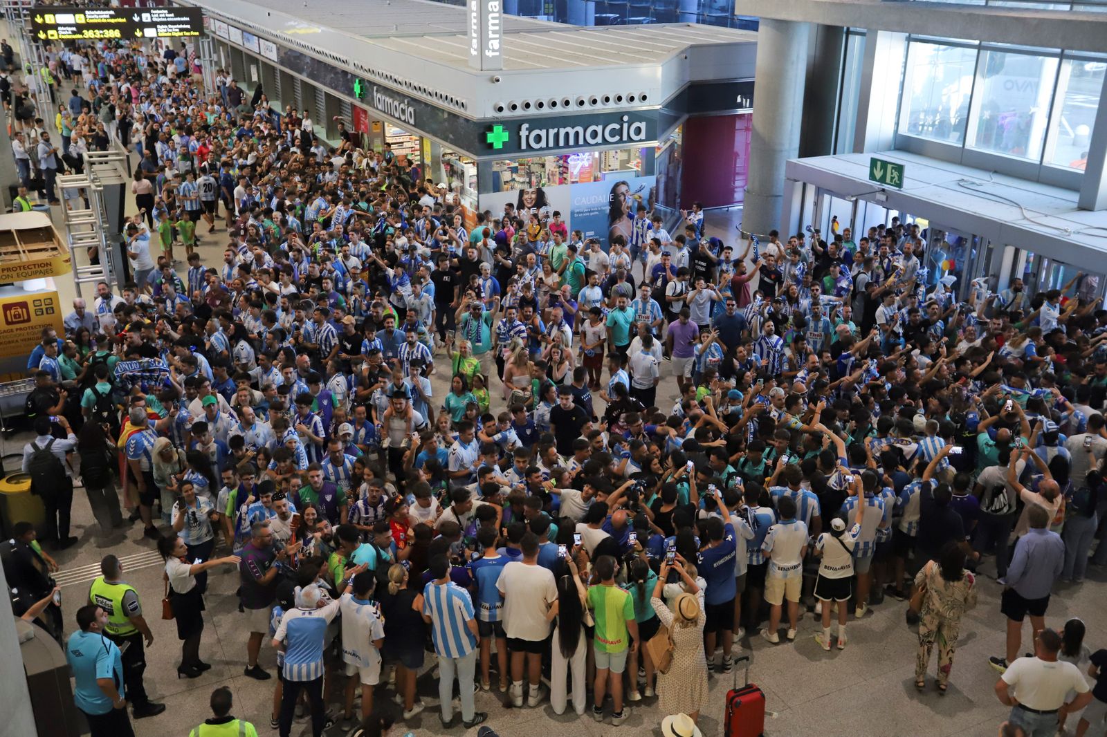 El espectacular preámbulo en el aeropuerto con la afición