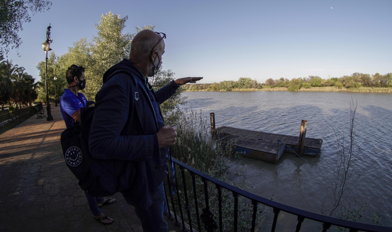 Txiqui López y Miguel Hernández, del Club Náutico de San Juan de Aznalfarache, junto al pantalán en desuso.