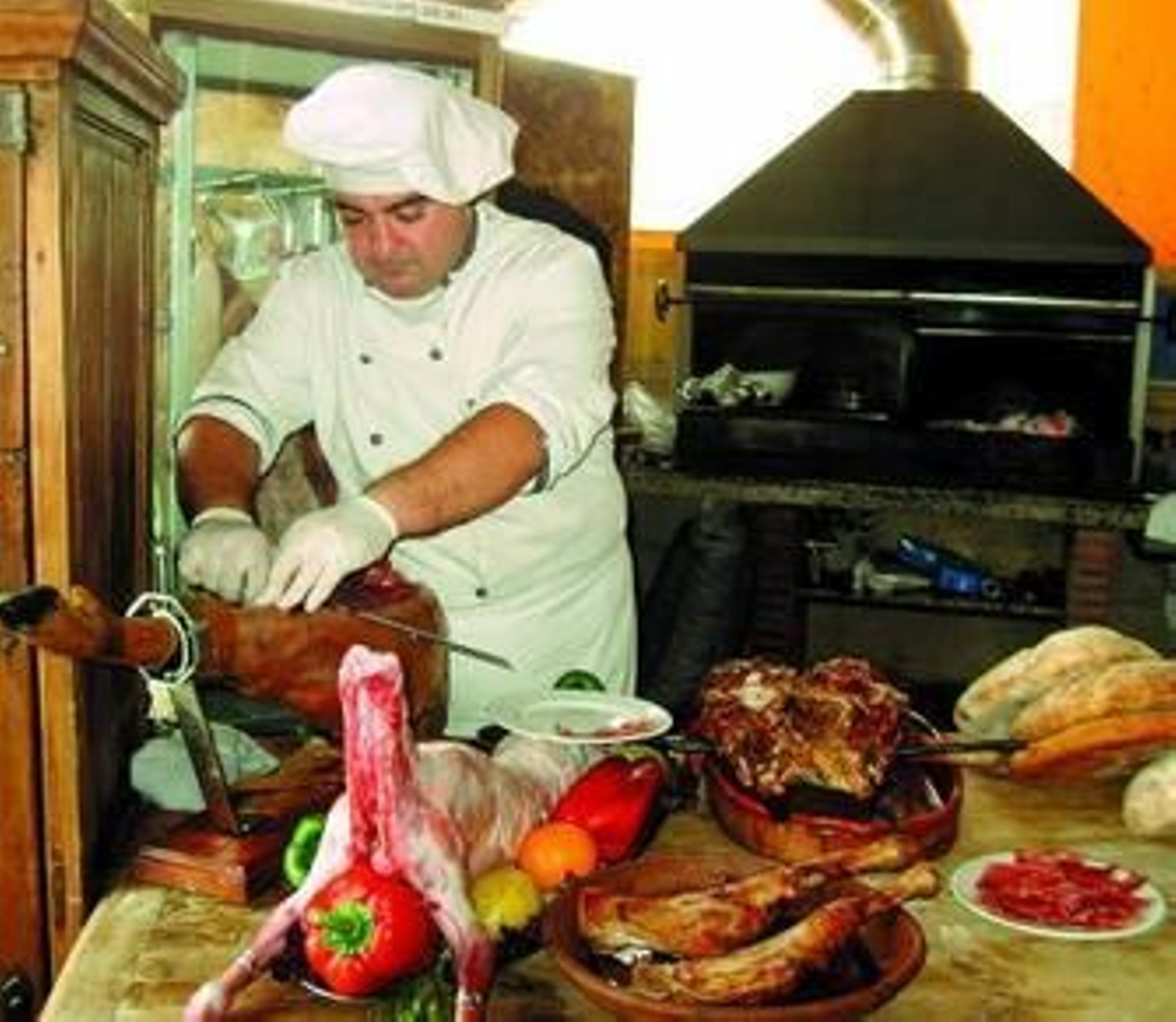 El chef de El Trasmallo, José Arance, en el restaurante.
