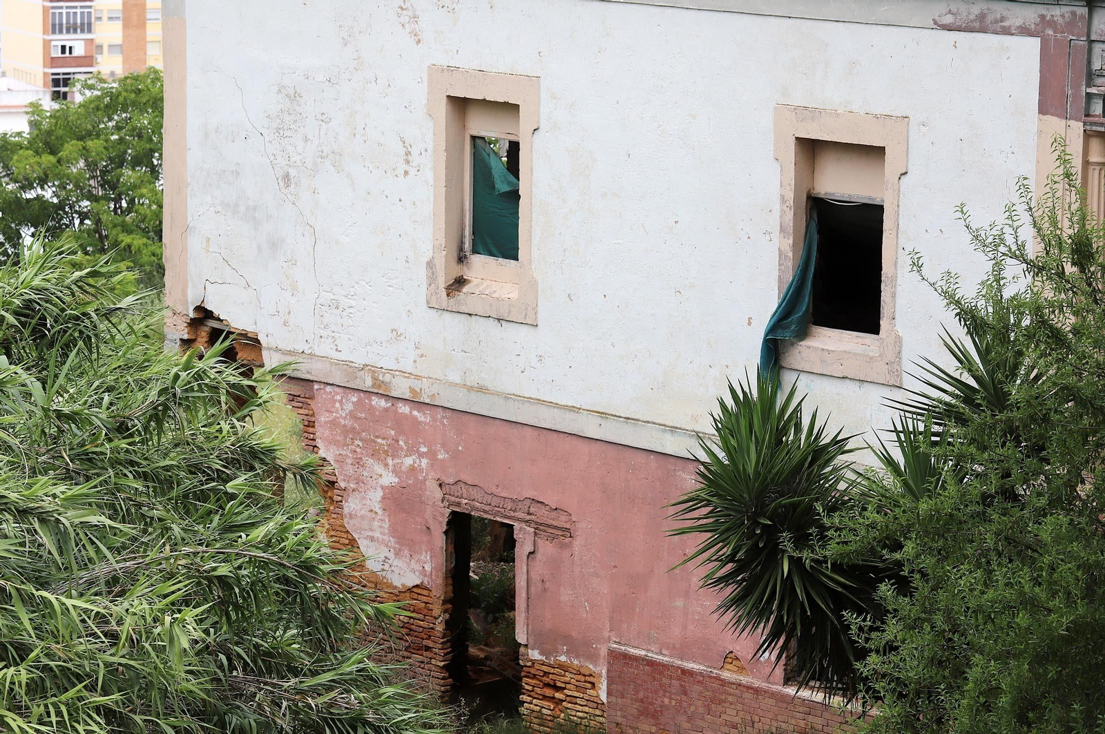 Imágenes del lamentable estado en el que se encuentra la casa  Villa Rosa en el conquero