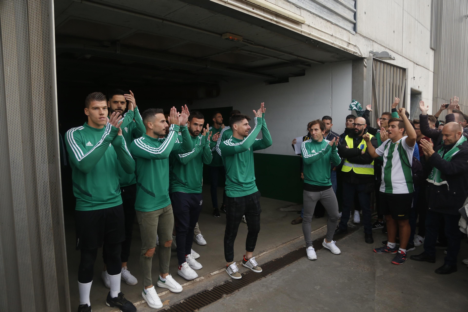 La afición del Córdoba recibe a sus jugadores y clama contra Jesús León