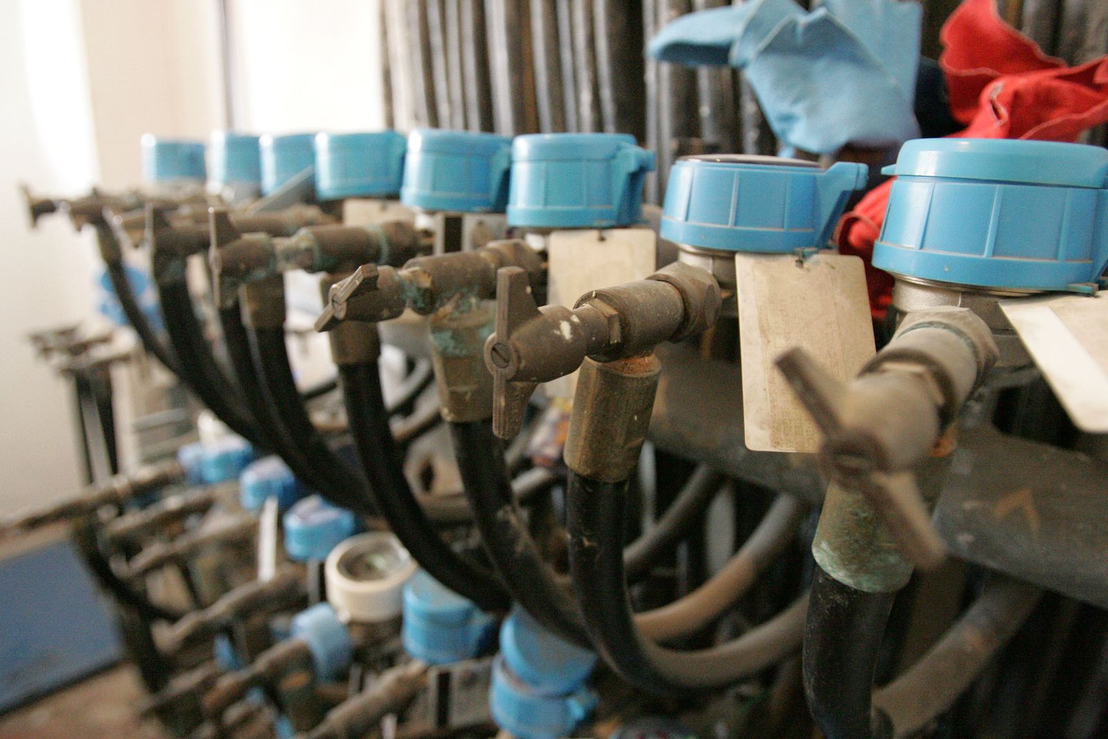 Contadores de agua en una imagen de archivo.