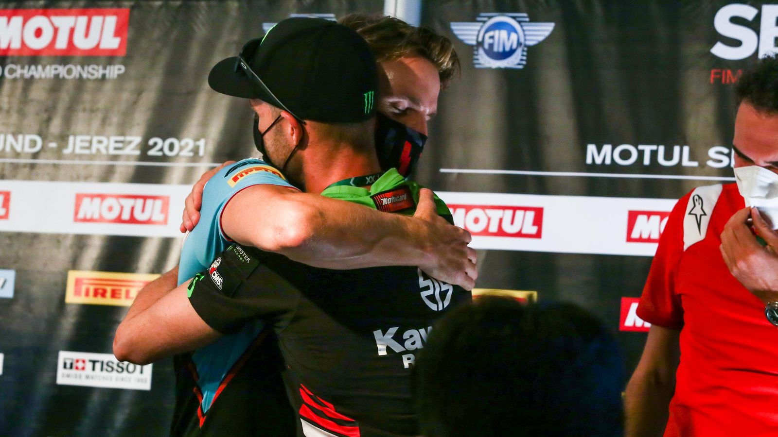 Rea y Davies se funden en un abrazo.