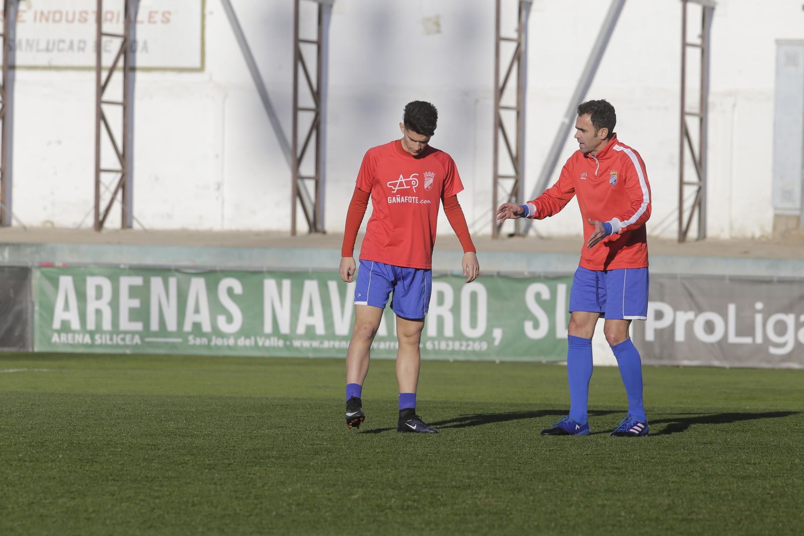 Pedro Carrión conversa con Javi Gómez, que volverá al once titular tras no jugar en Espiel por sanción.