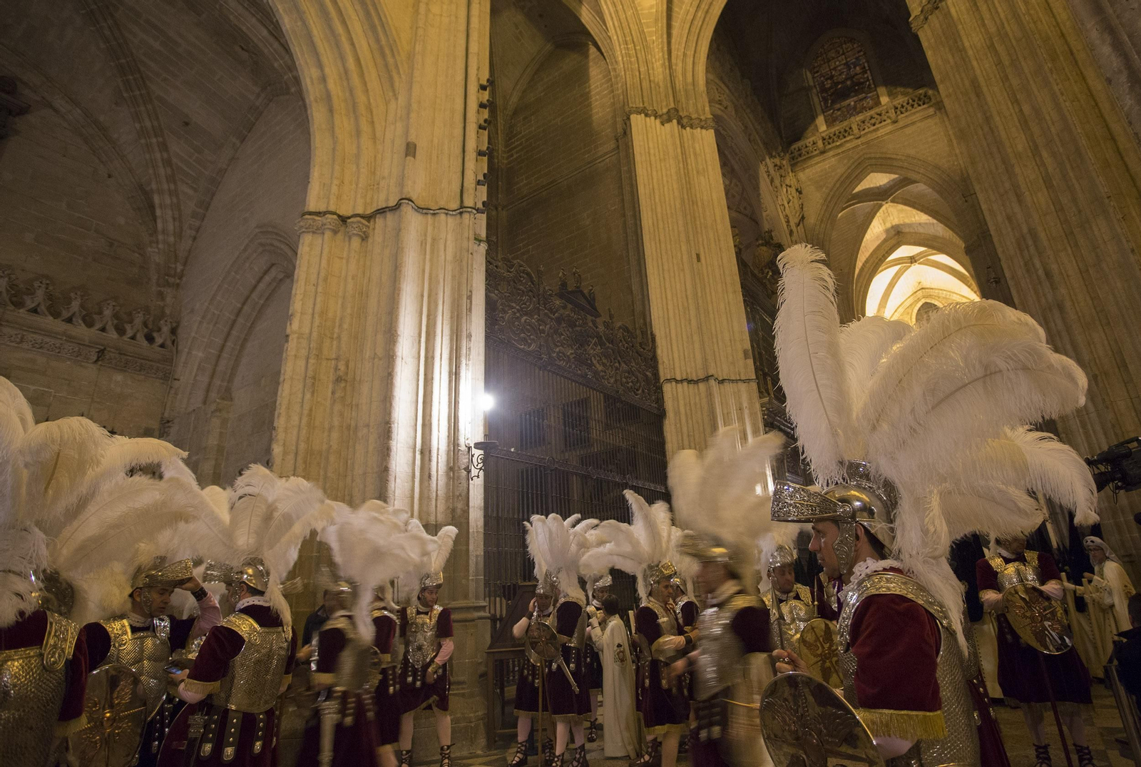 El paso de los Armaos por la Catedral de Sevilla