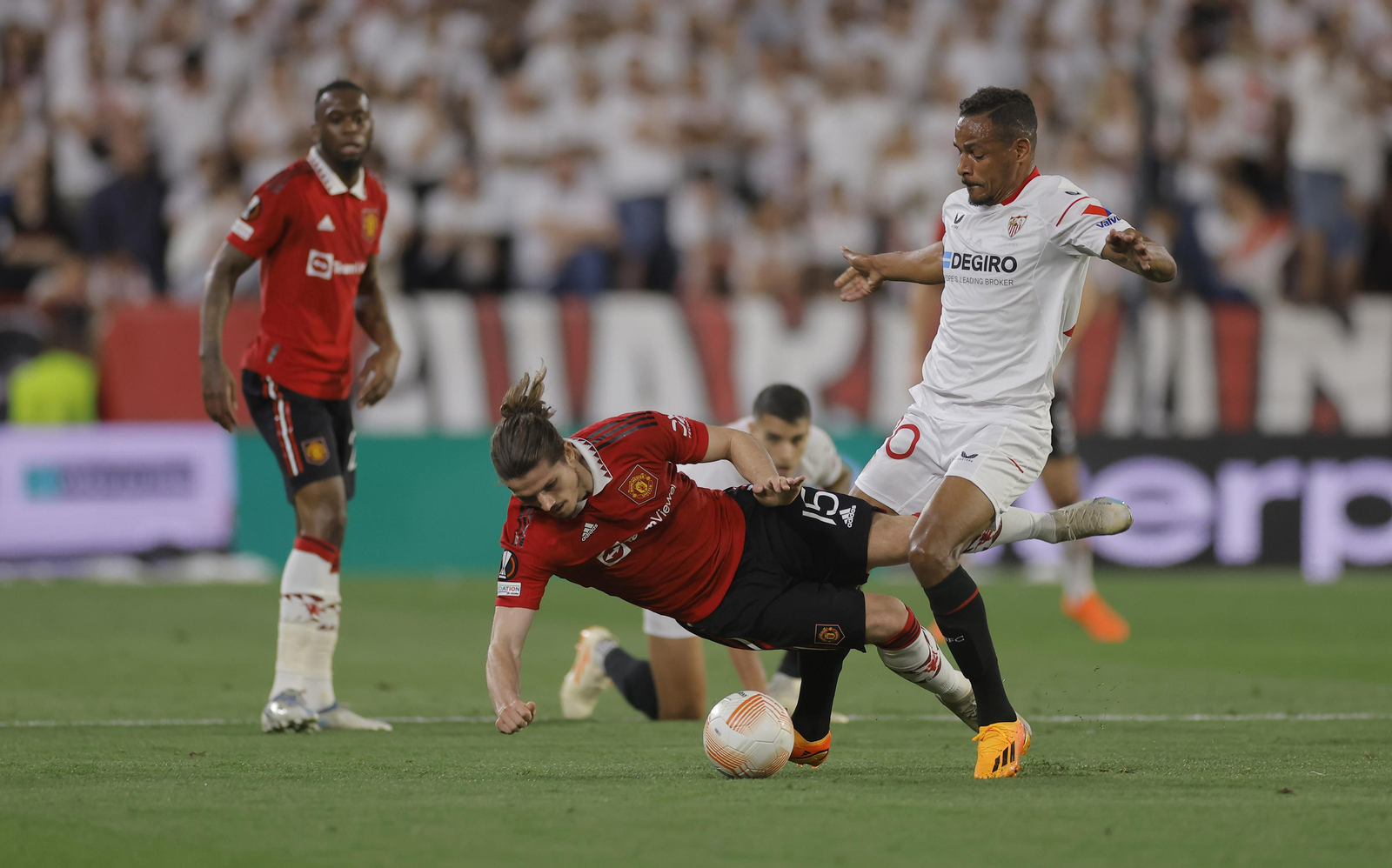 Fernando entra con fuerza a Sabitzer.