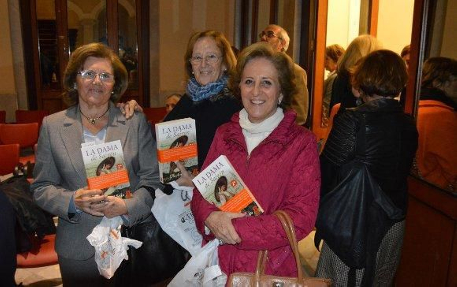 Charo de Cos, Teresa Sahagún y Teresa Ramírez de Arellano, durante la firma de ejemplares.

Foto: Ignacio Casas de Ciria