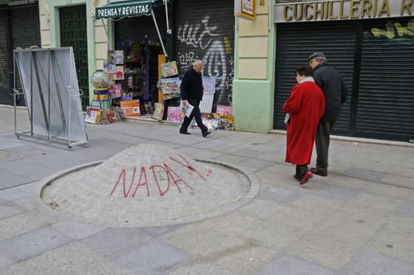 Dos personas observan las pintadas de la nueva fuente situada en los alrededores de la calle Regina.

Foto: Juan Carlos Vázquez