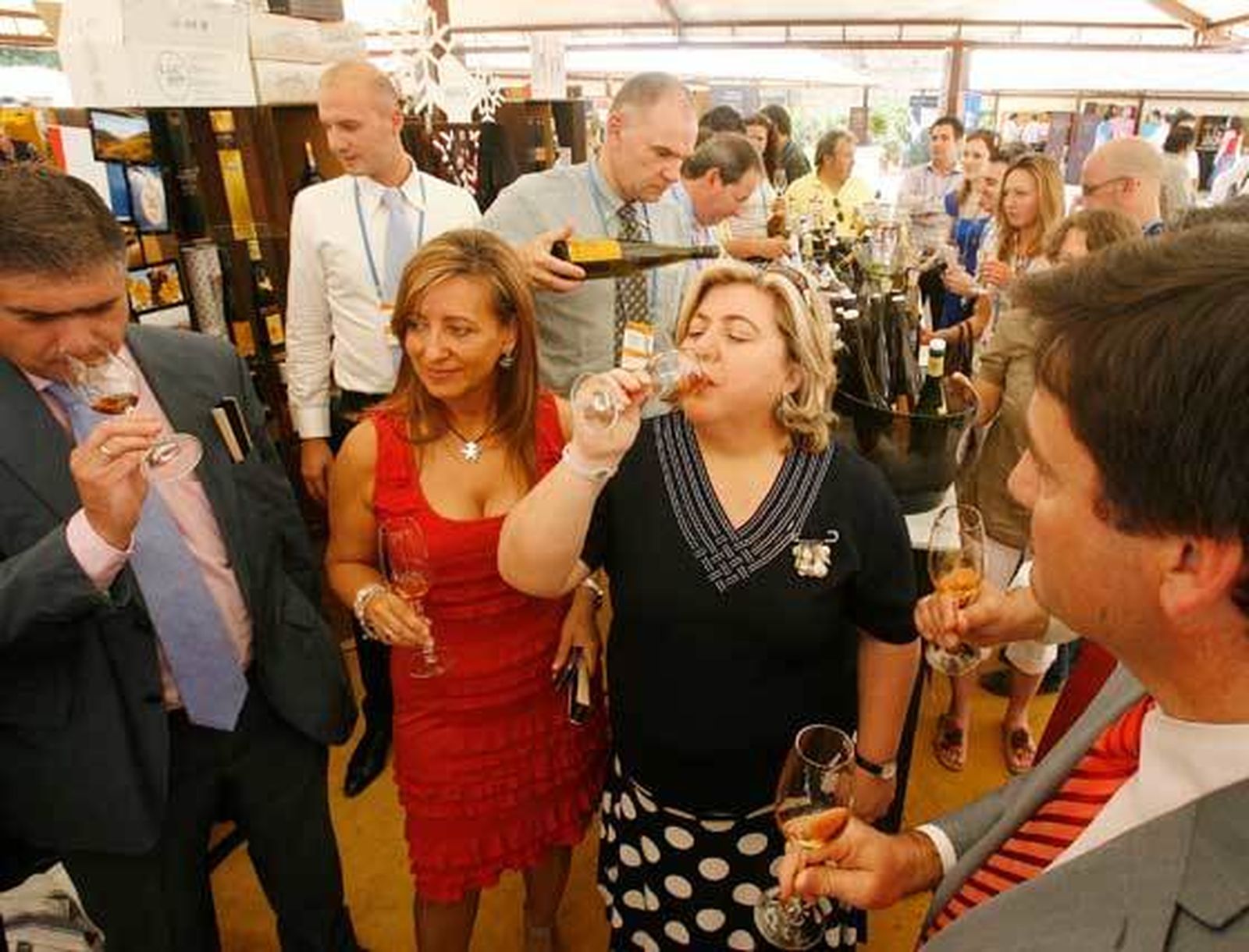 La consejera de Agricultura (i), ayer en Vinoble junto a la alcaldesa y al delegado provincial del ramo.  Foto: Pascual