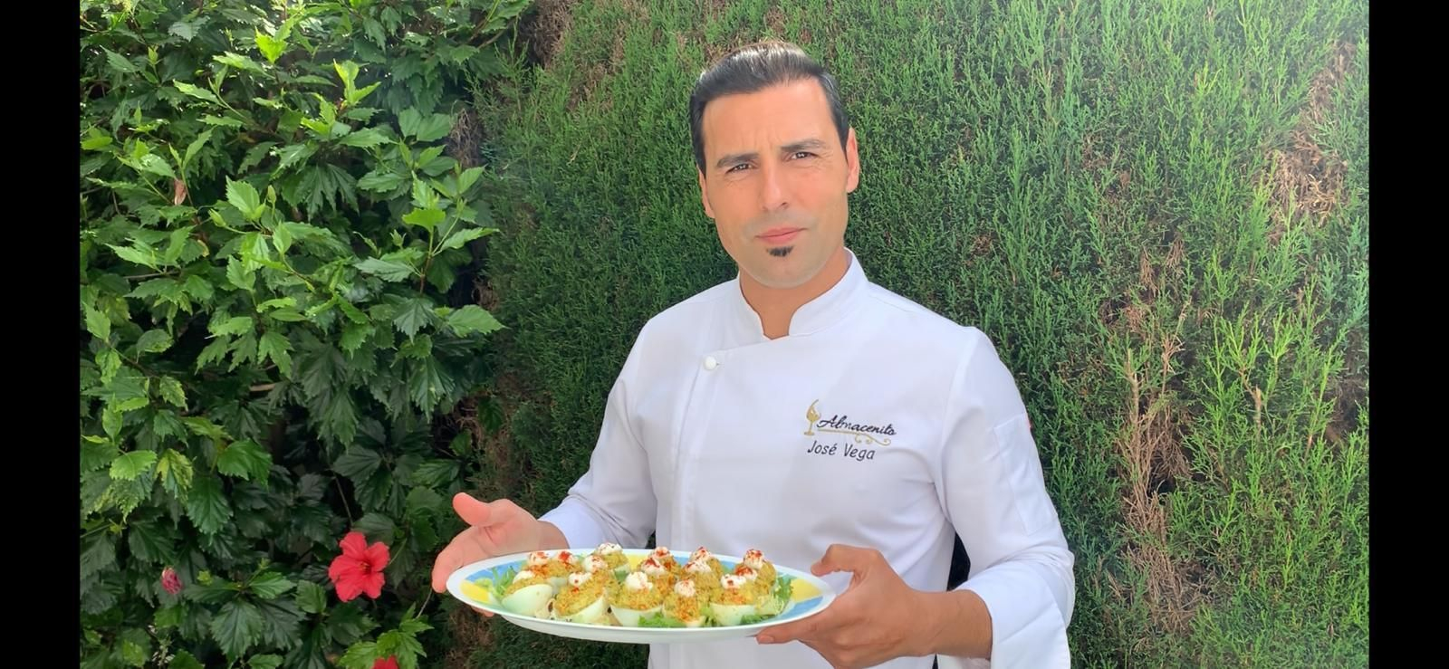 José Vega, responsable de 'El Almacenito', muestra uno de sus platos.