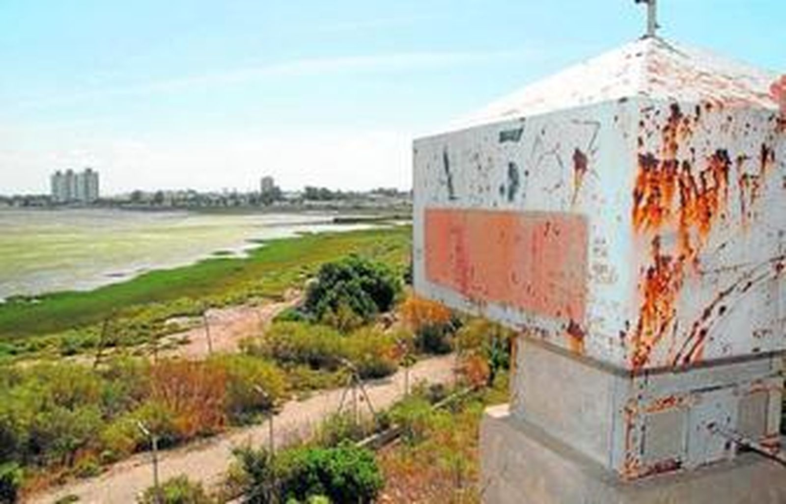 Terrenos de Punta Cantera, junto a los polvorines de Fadricas, con La Casería al fondo, en una imagen de archivo.