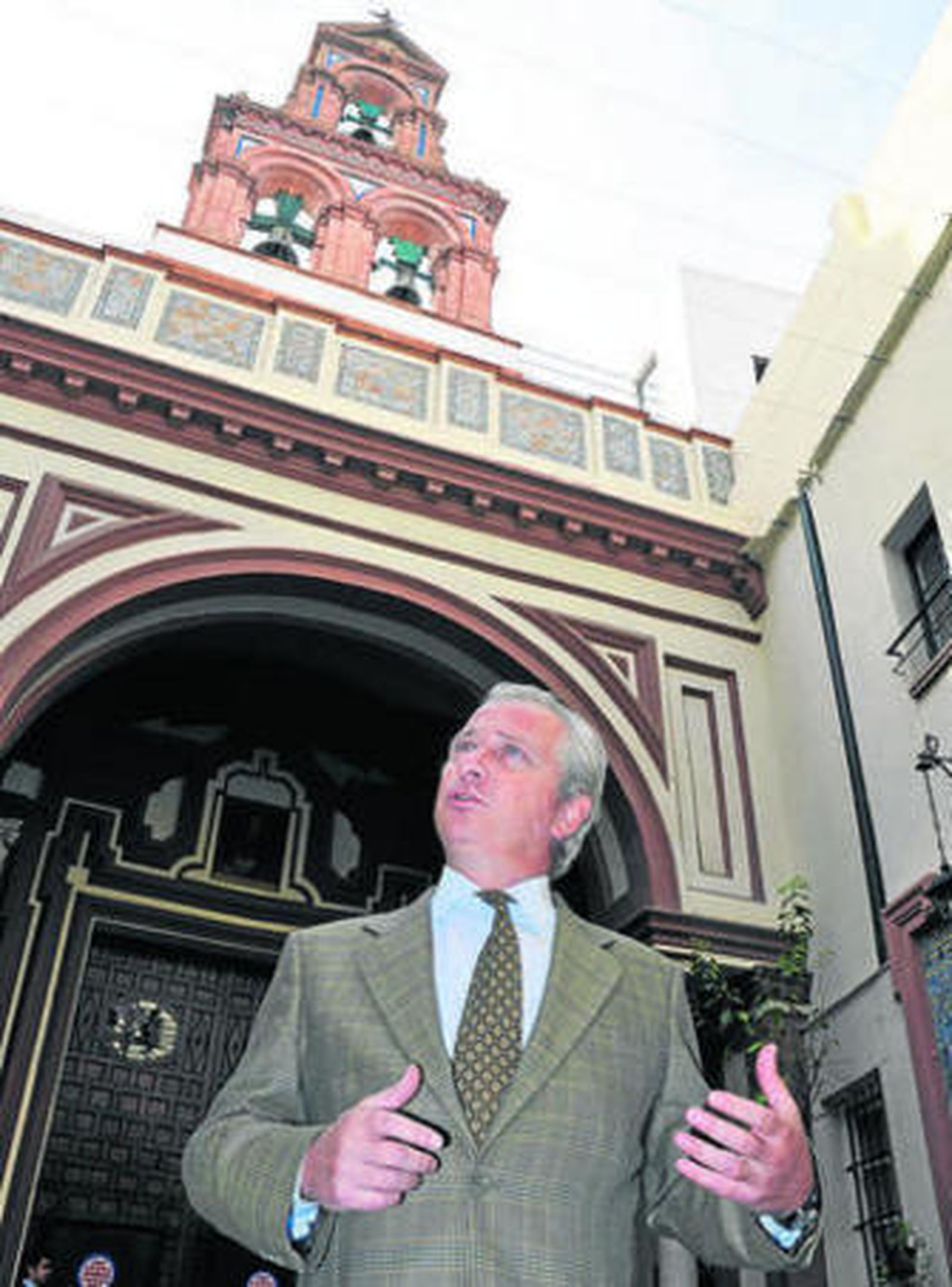 Alberto Ybarra en el atrio de la real iglesia de San Antonio Abad.