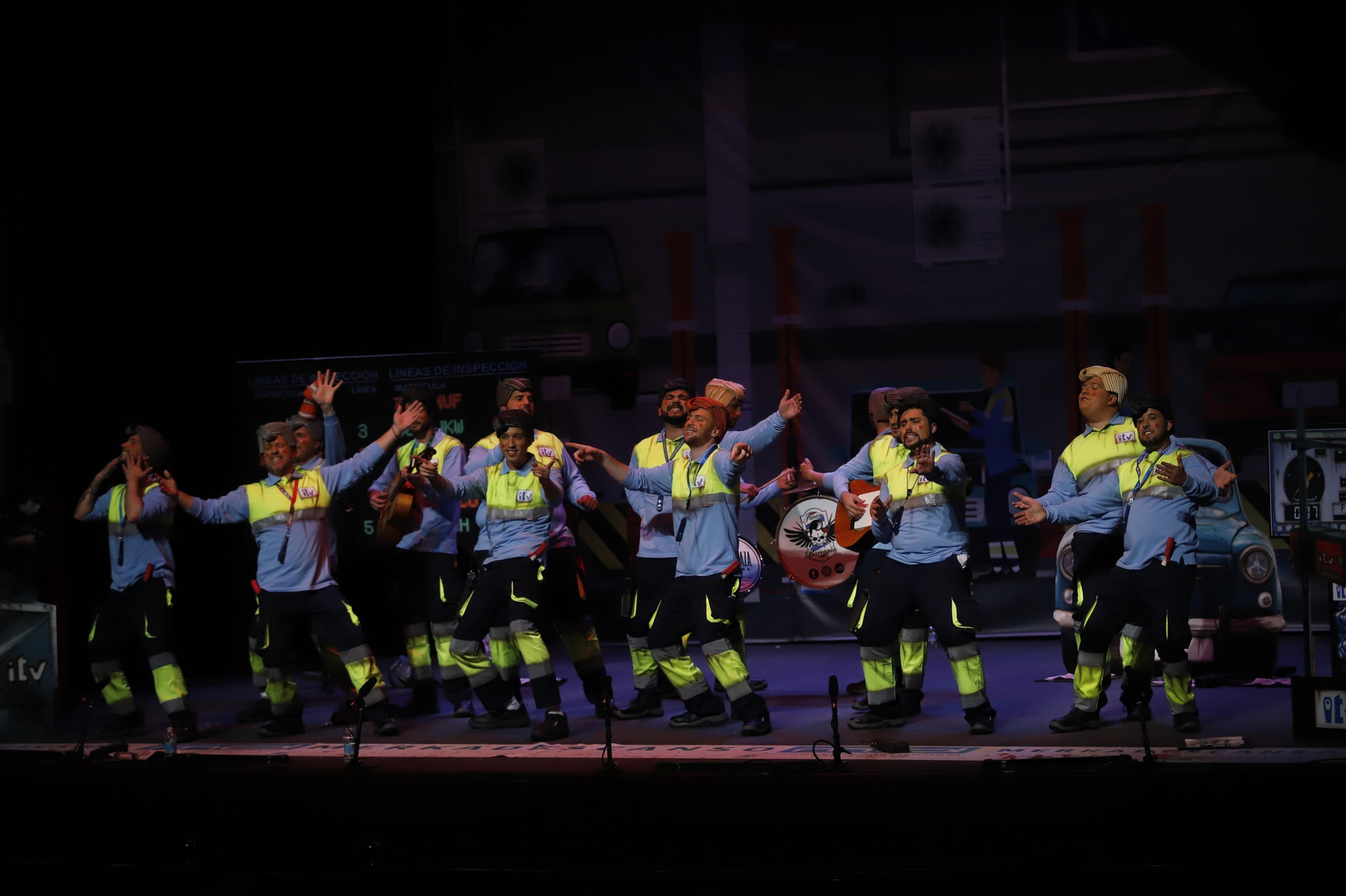 Imágenes de la actuación de la murga de Los Palacios y Villafranca Aquí no pasa ni Dios en el Carnaval Colombino