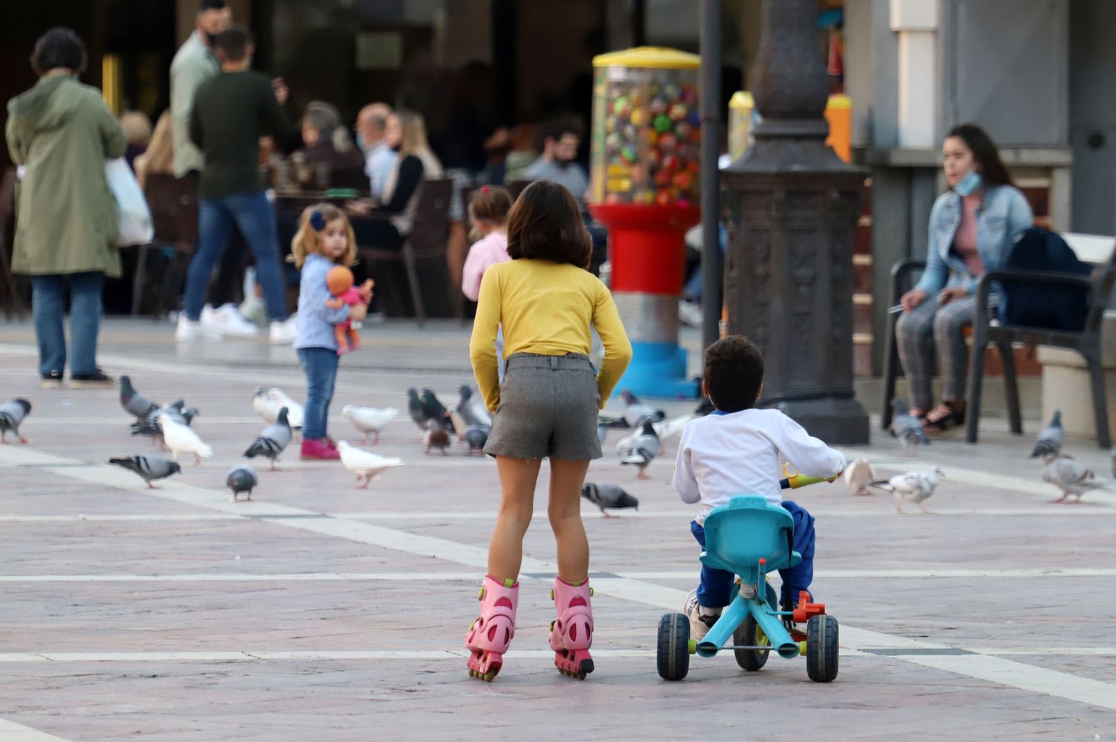 Los niños juegan en la plaza de las Monjas de la capital.