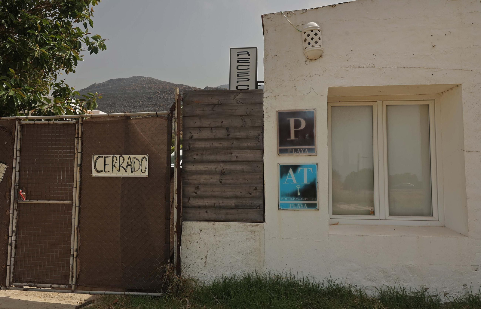 Fotos de los efectos del incendio en el monte de La Peña en Tarifa