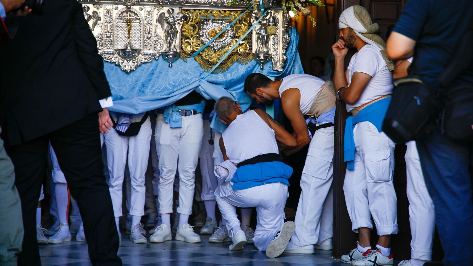 Vea la salida de la Hermandad de Los Ángeles de la Catedral de Almería