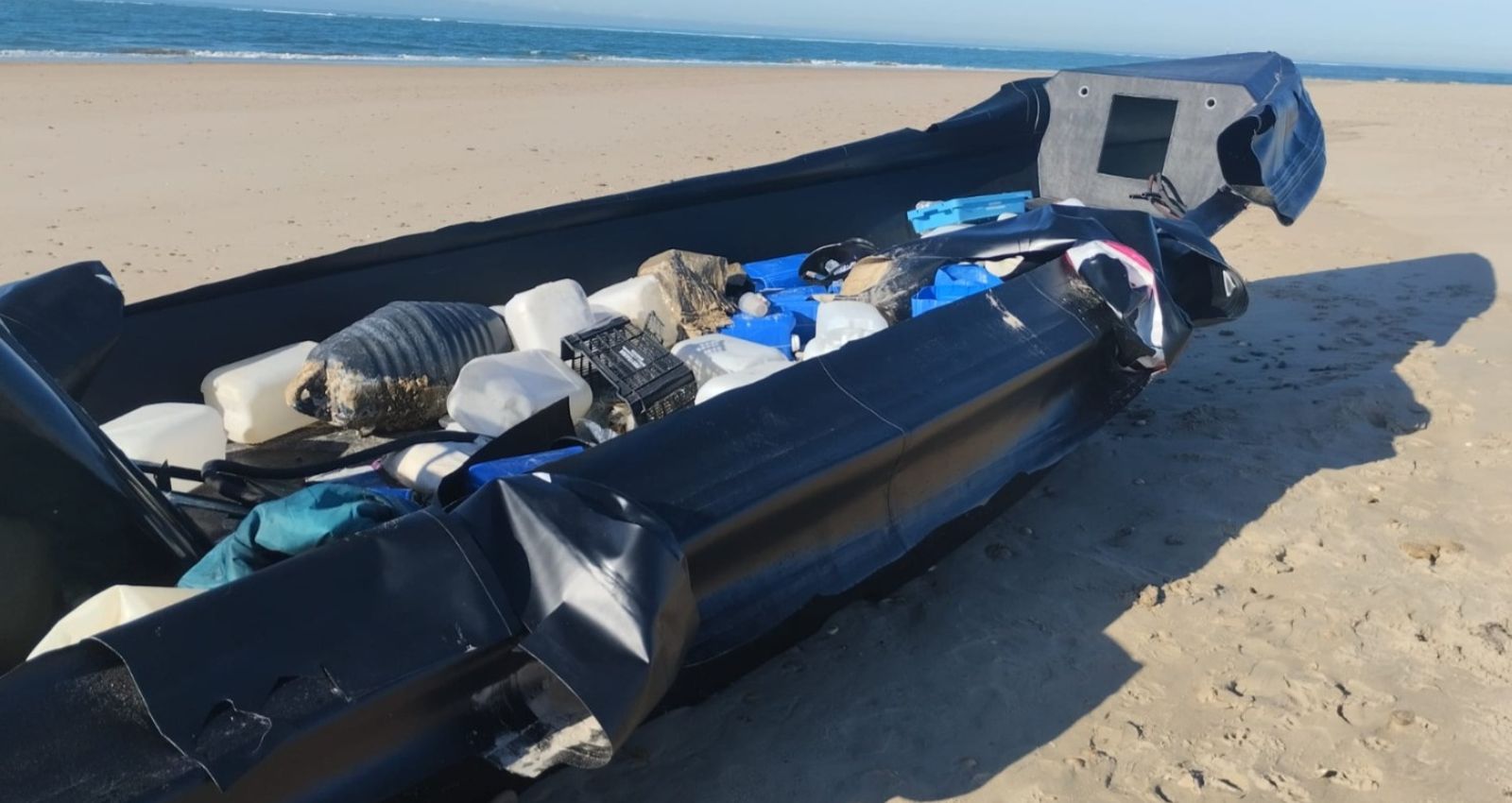 Una narcolancha en una playa portuense.