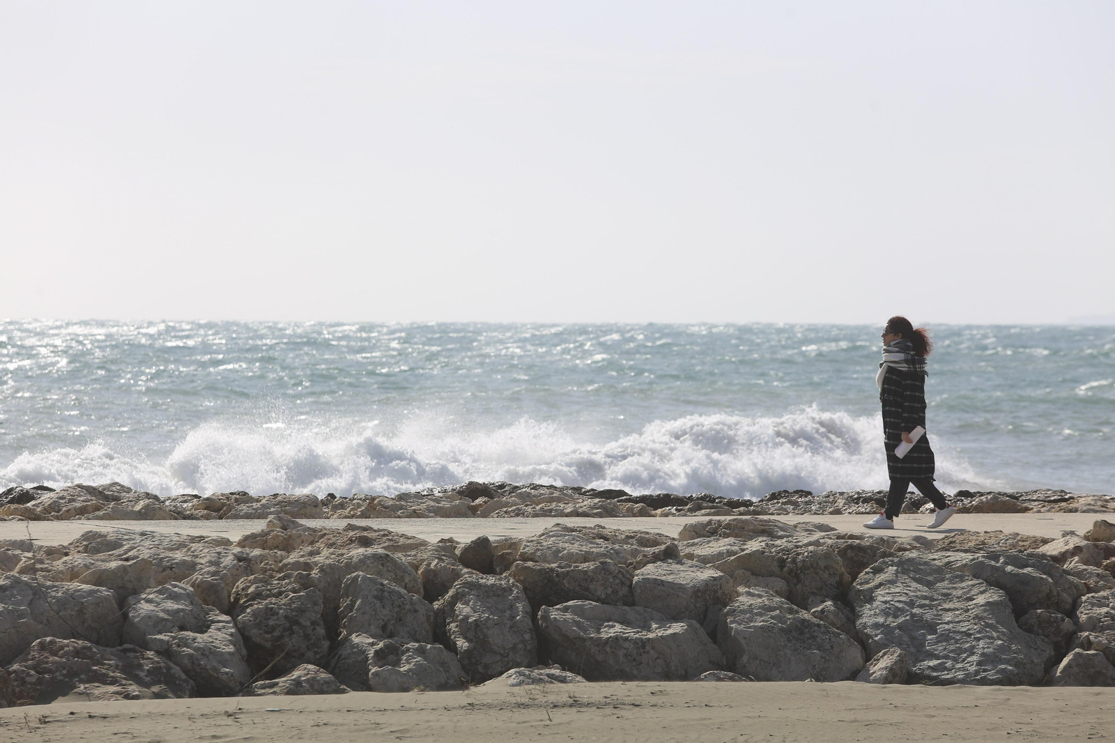 El mar encrespado en un espigón de El Palo.