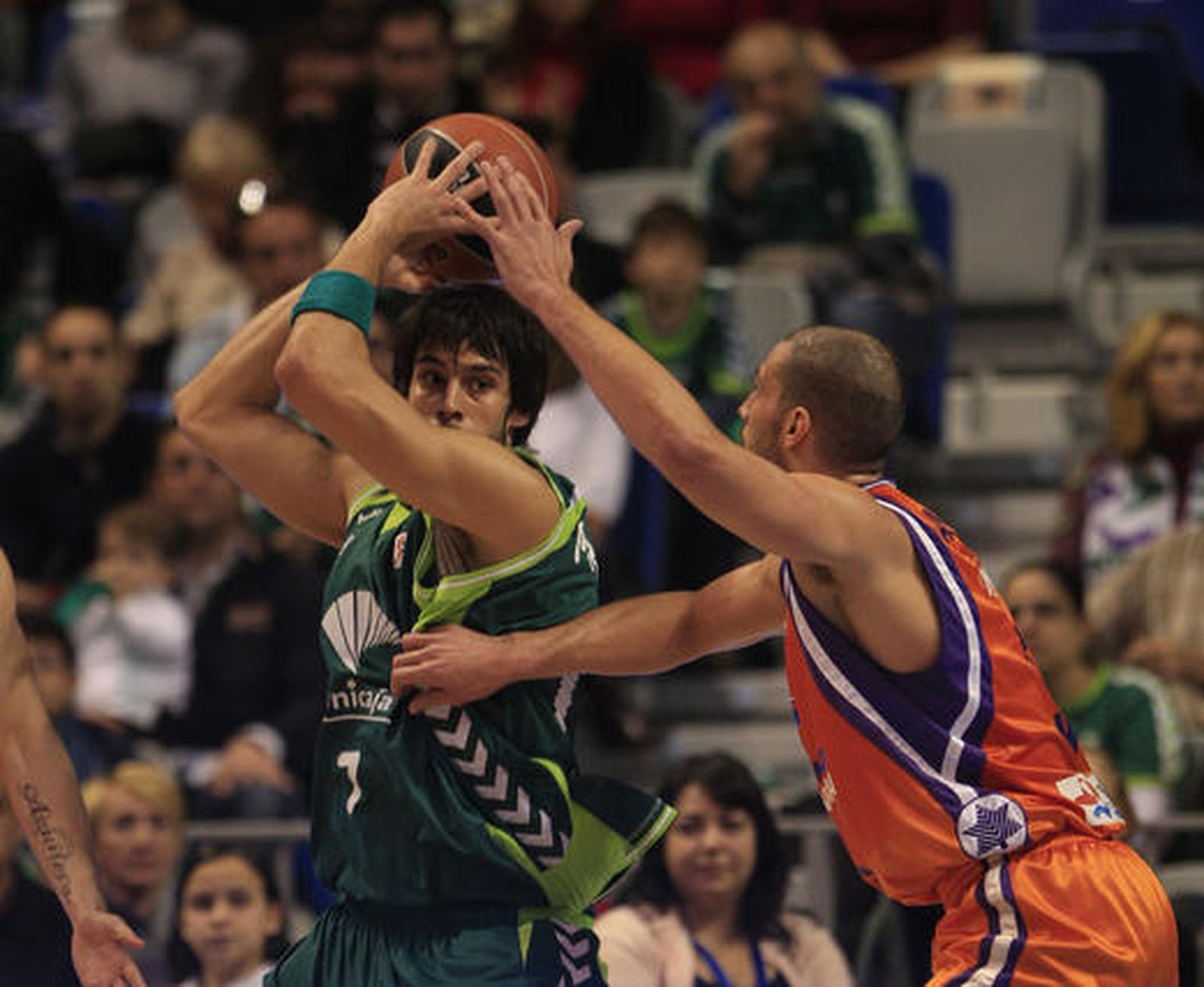 El Unicaja pierde contra el Power Electronics (64-70) y se aleja de la Copa del Rey

Los de Aíto lo intentaron hasta el final, pero la precipitación y el mal día en los tiros decantaron el encuentro para los valencianos.

Foto: Sergio Camacho / Agencias