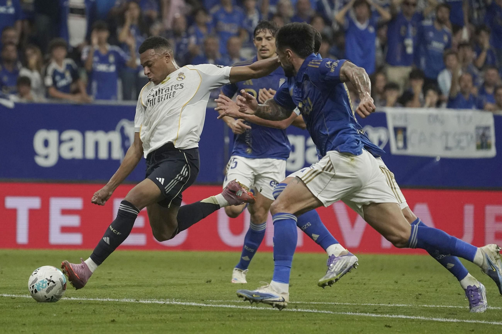 Mbappé se dispone a marcar el primer gol del Real Madrid en Oviedo.