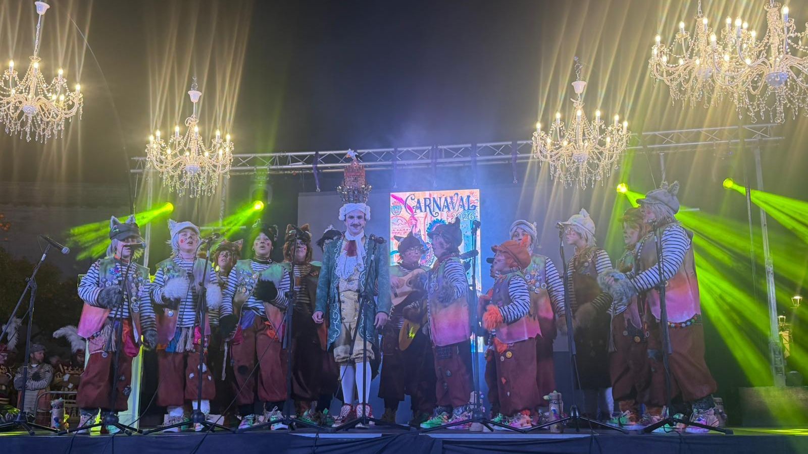 El pregonero, durante el pasodoble que le dedicó la comparsa de la cantera ‘Los granujas’.