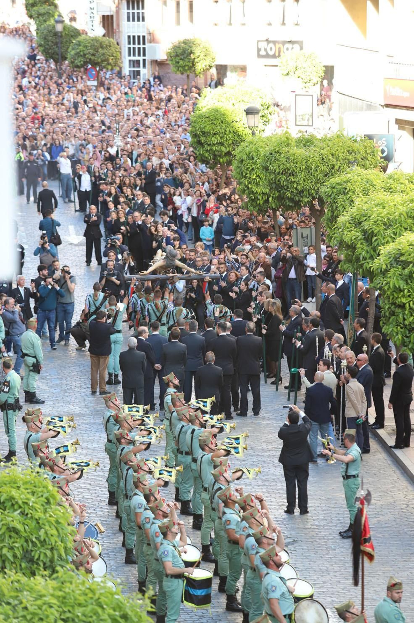 Procesión del Cristo de la Vera Cruz, escoltado por la Legión en las calles de Huelva