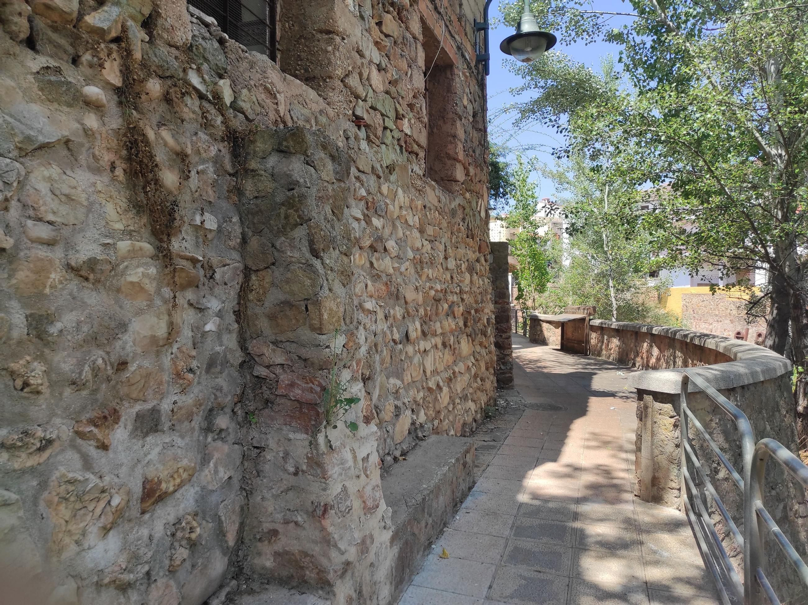 Disfruta de un paseo a orillas del río Guadalimar lleno de arte y rincones únicos.
