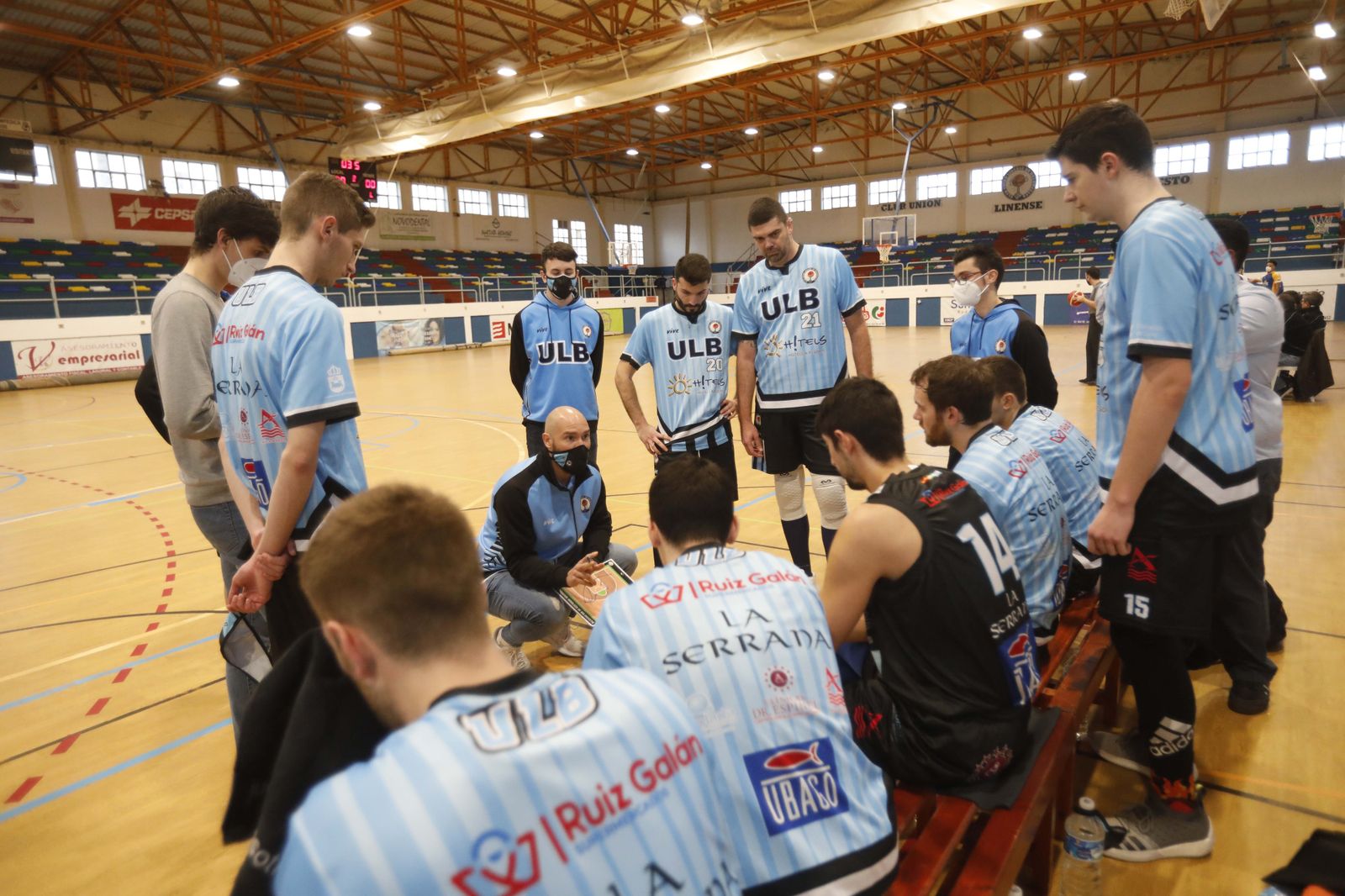 Guti dirige un tiempo muerto de la ULB.