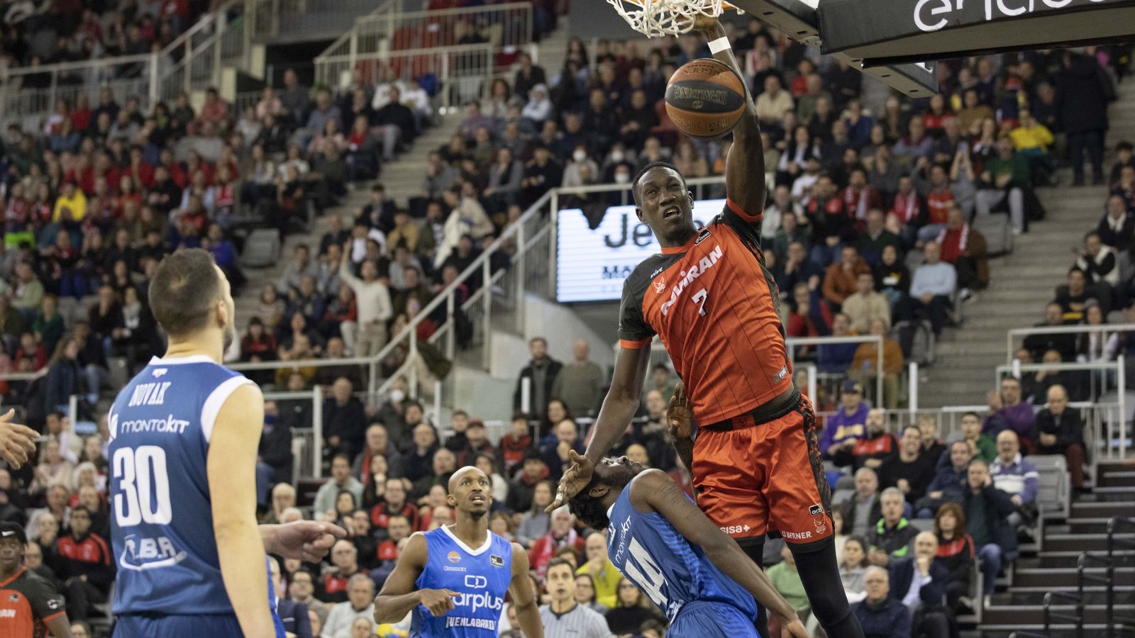 Mamadou Niang machaca el aro  de Fuenlabrada.