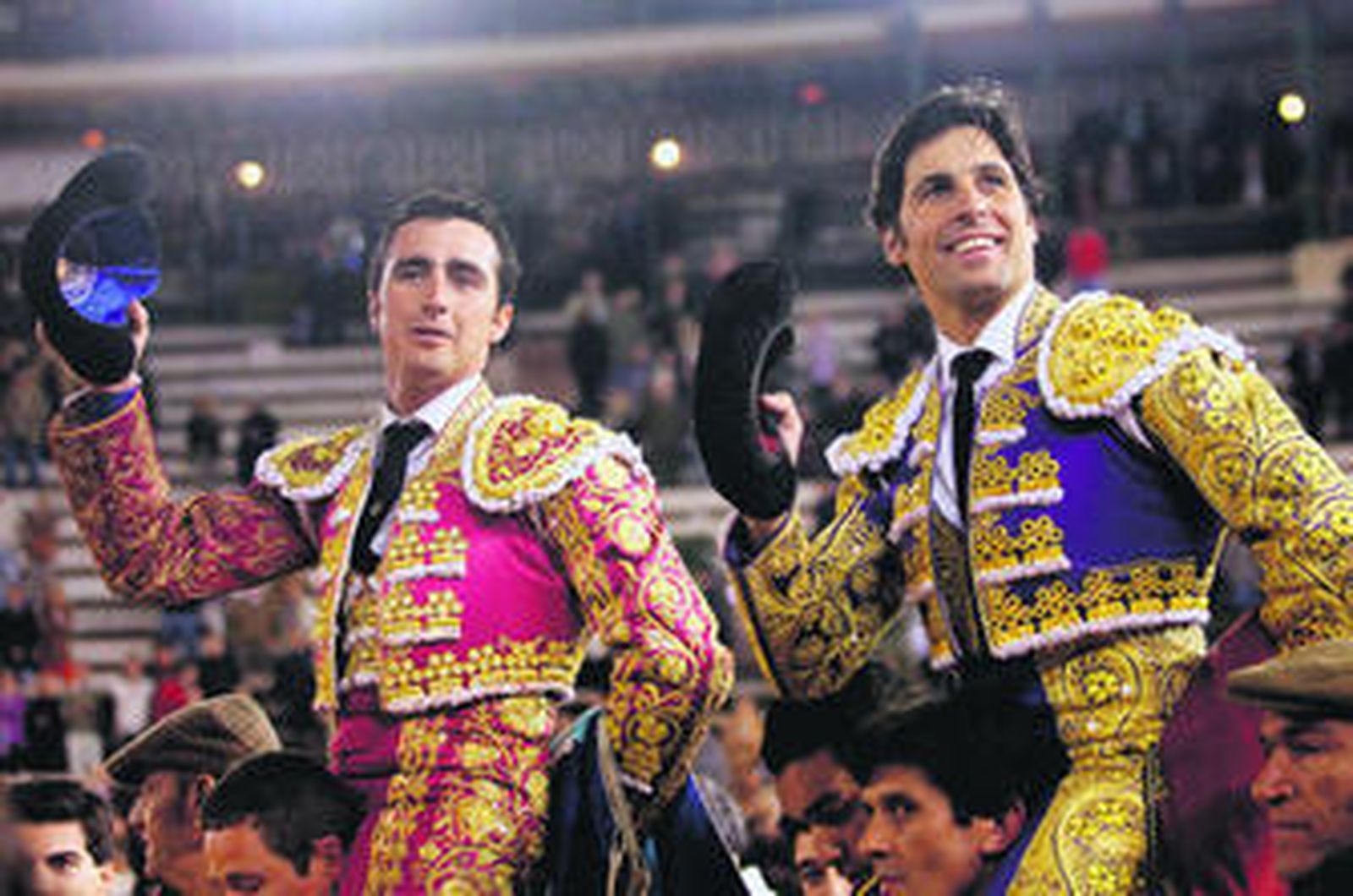 El Fandi y Paquirri, en su salida a hombros, ayer, en la plaza de toros de Valencia.