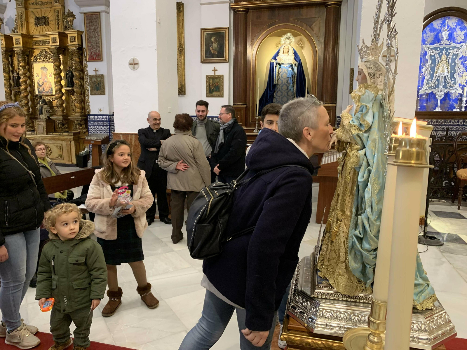 Una mujer participa en el besamanos a la Inmaculada Concepción, este viernes en La Línea.