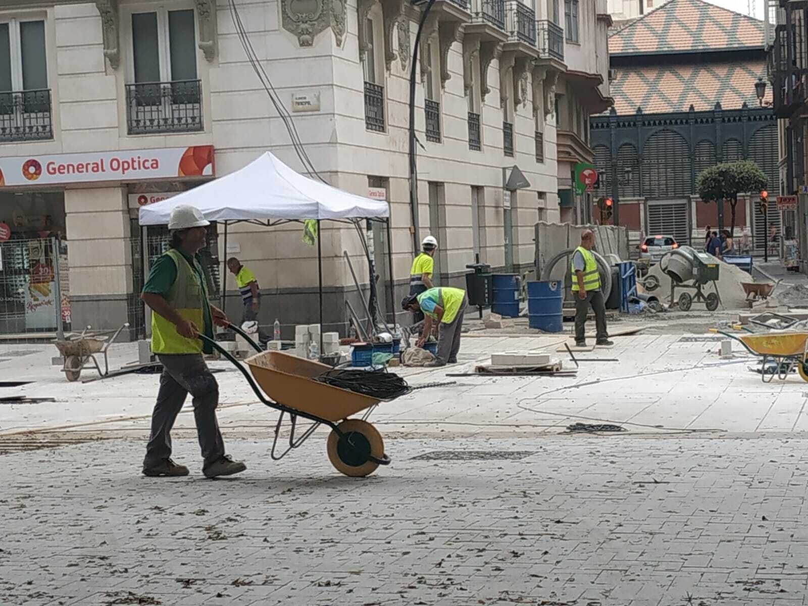 Obreros recogen los materiales en el lateral norte de la Alameda.
