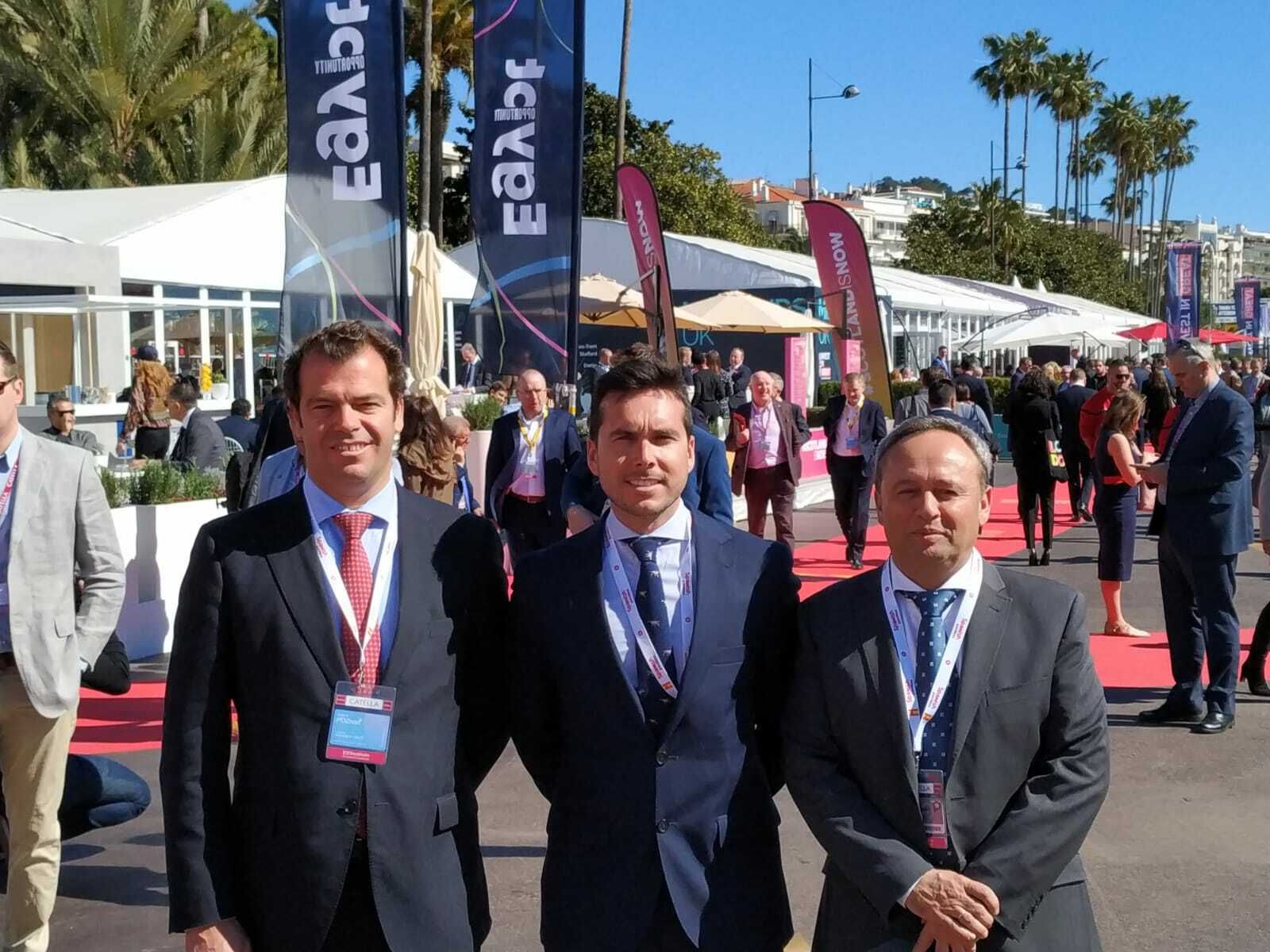 Representantes del Grupo Jove en la Feria de Cannes.