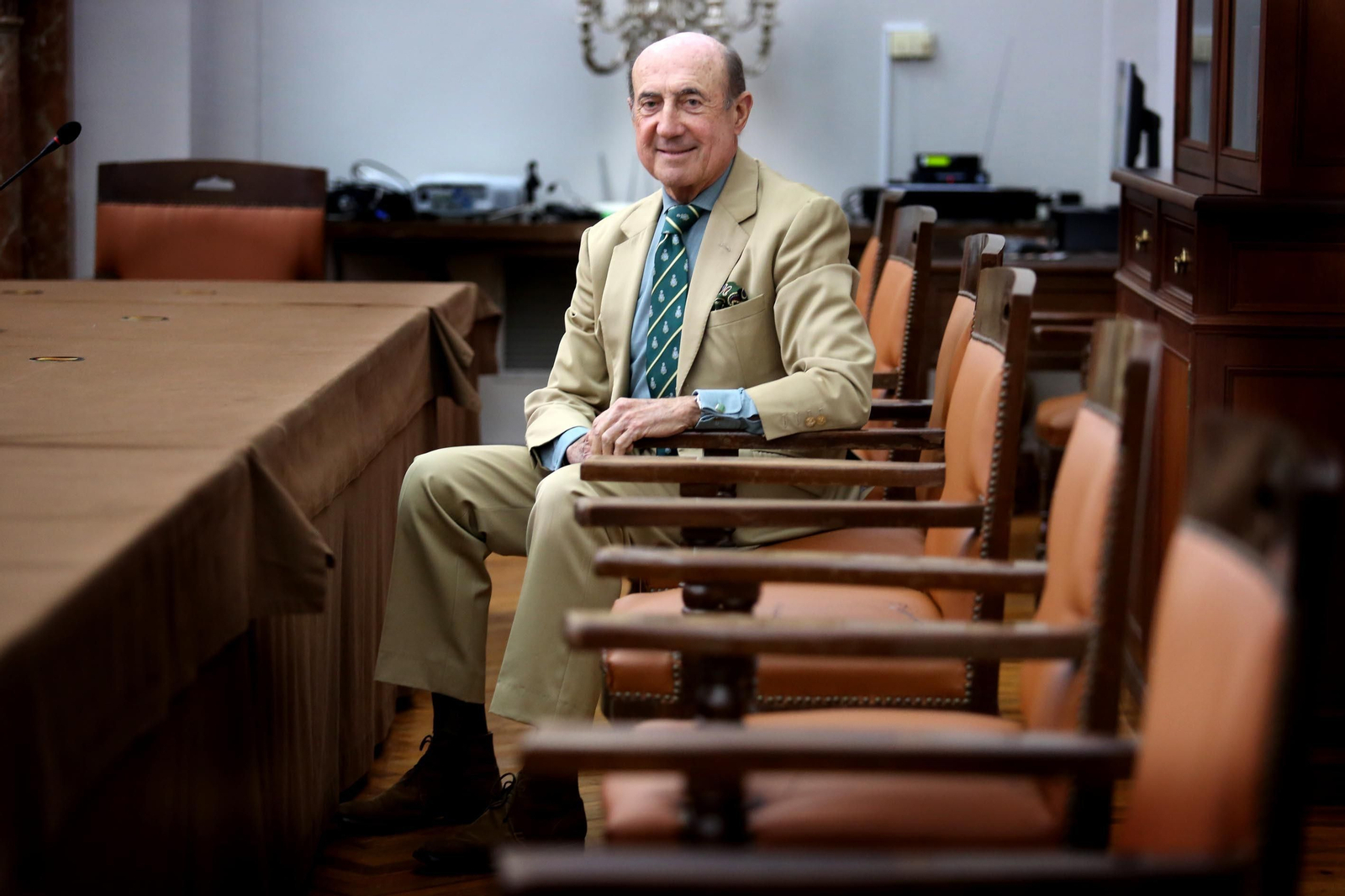 El presidente saliente, Beltrán Domecq, sentado en un sillón del salón de plenos del Consejo Regulador.