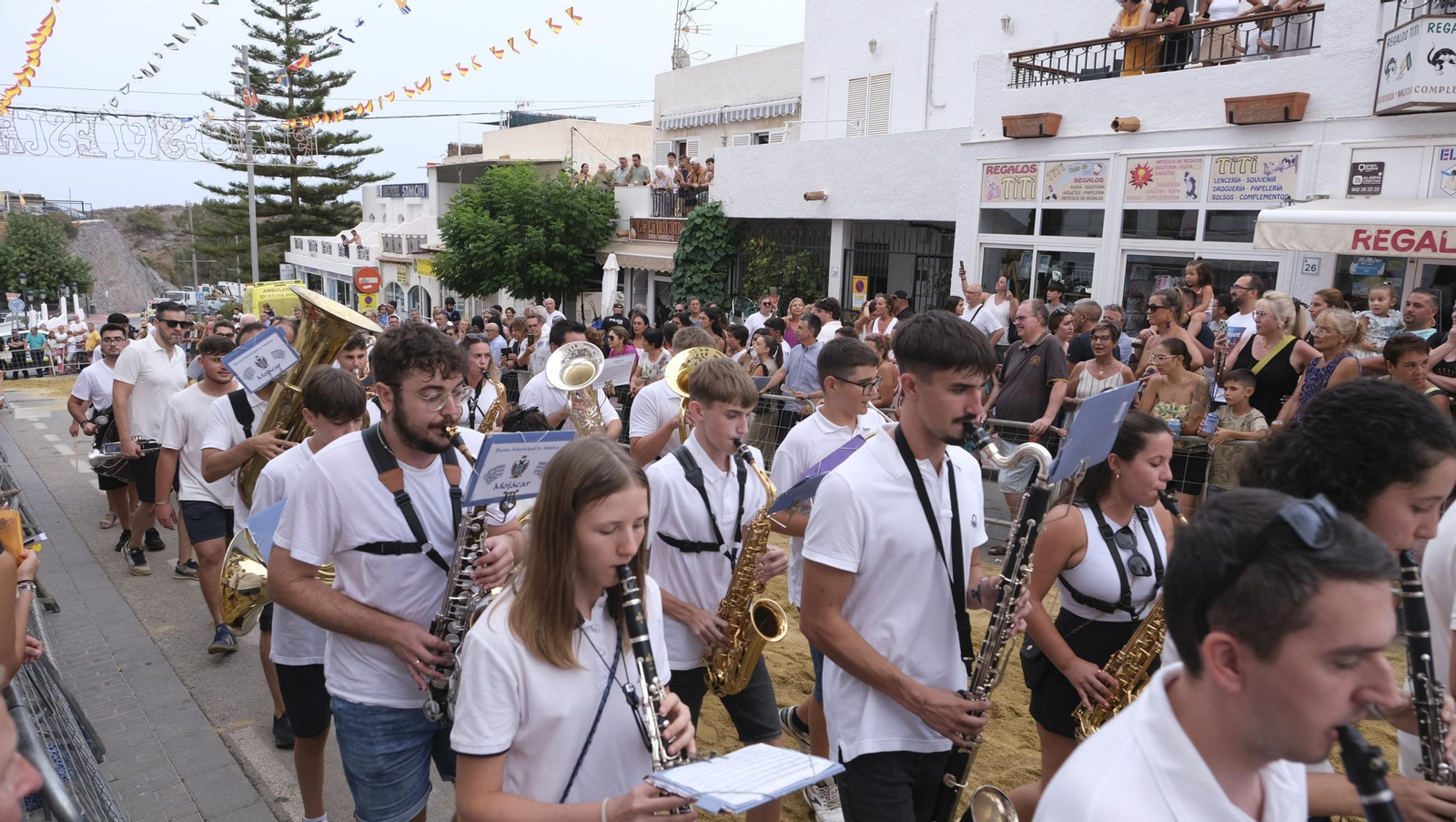 La popular carrera de cintas a caballo de las Fiestas de Mojácar, en imágenes