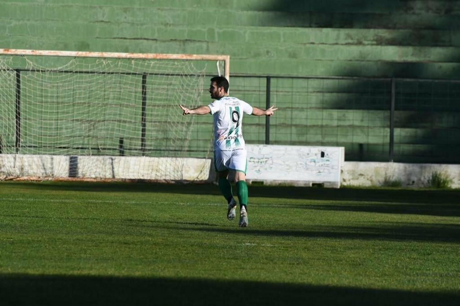 Corbacho celebra el 1-0 para el Antequera ante el Vélez.