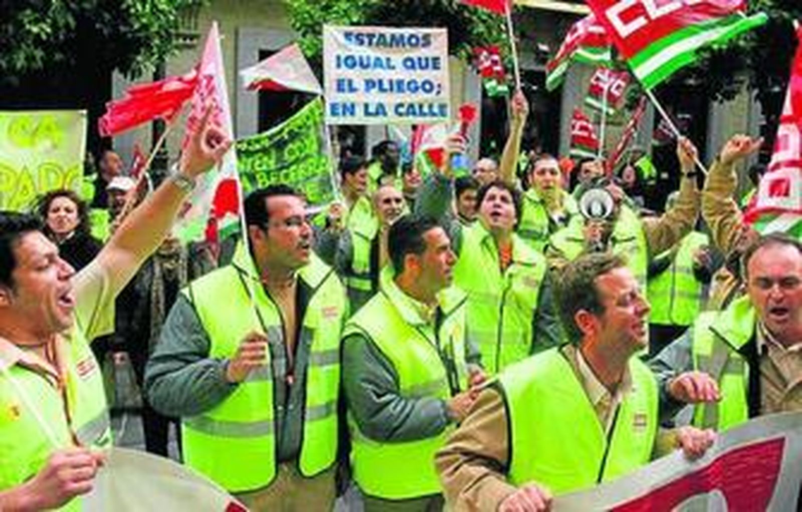 Momento de la manifestación frente al Ayuntamiento, ayer.