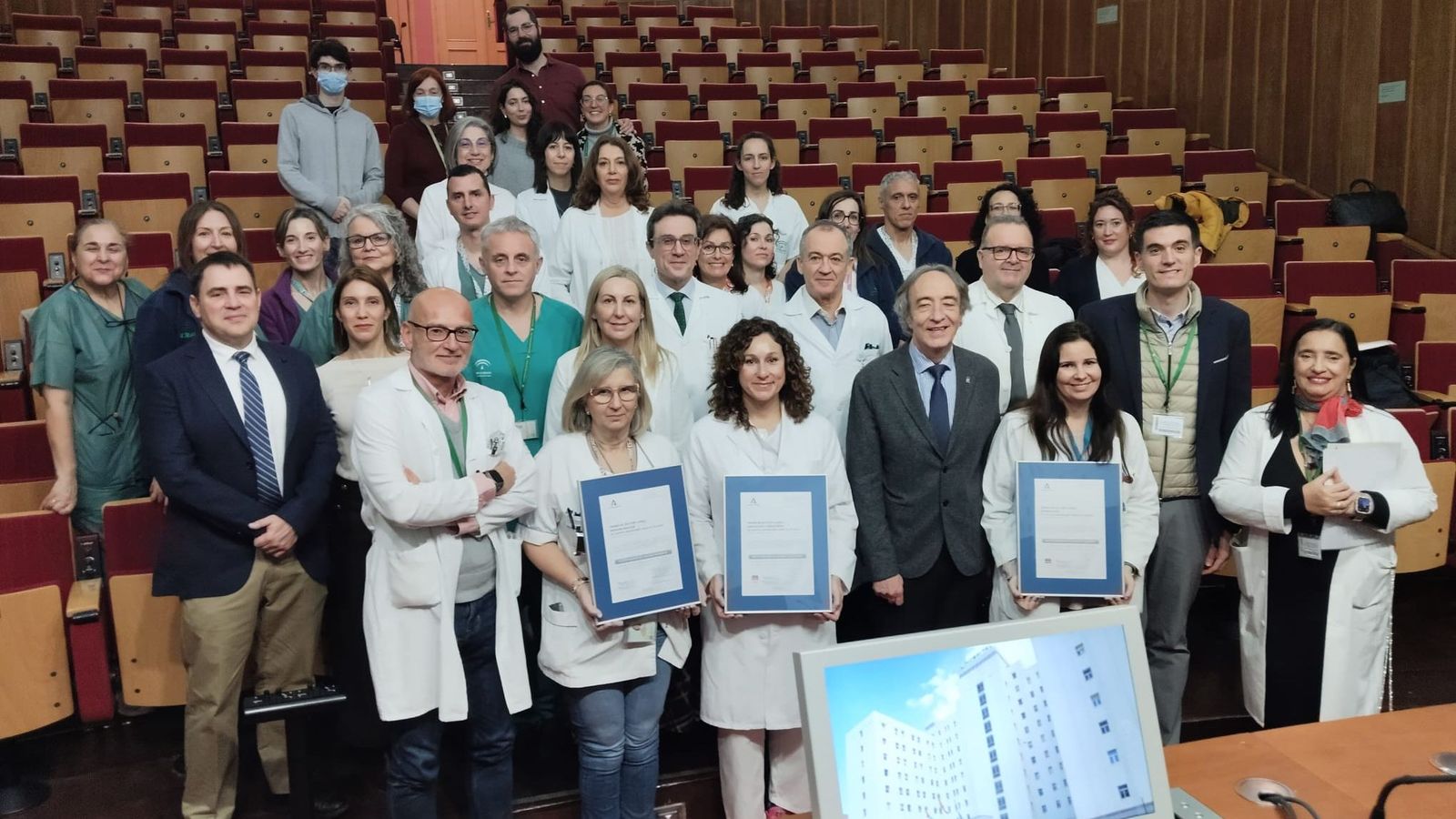 El delegado de Salud junto a directivos y equipos acreditados