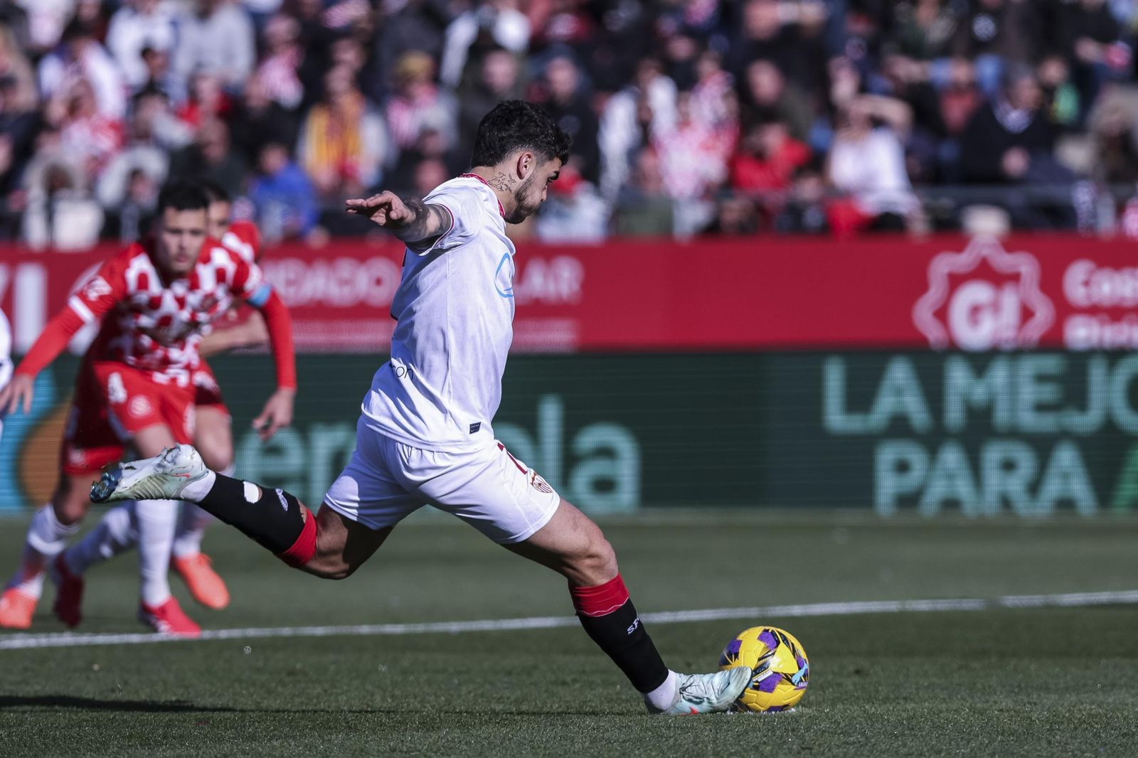 Isaac lanza el penalti con la cabeza agachada sin mirar a Gazzaniga.