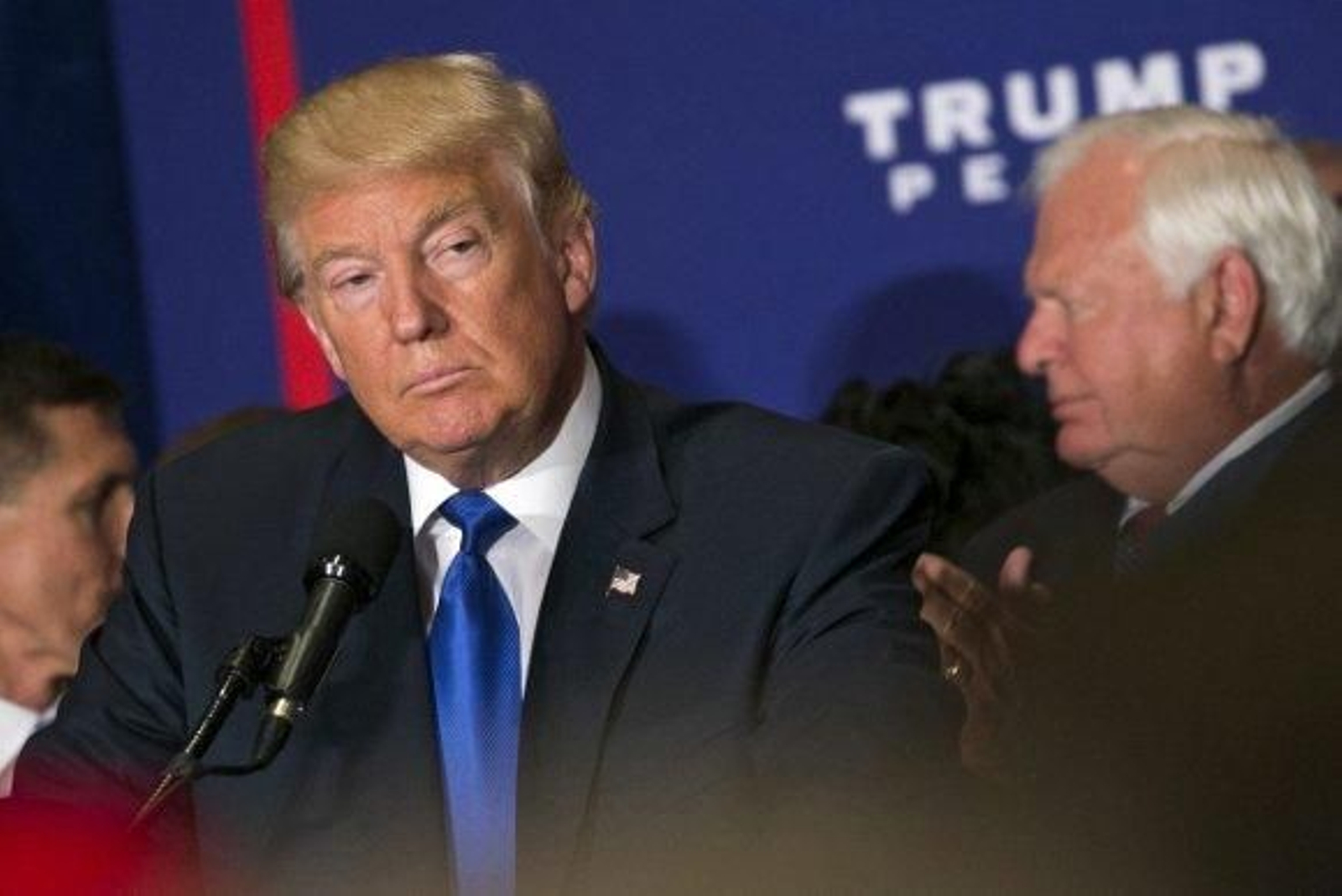 Trump descarta renunciar tras su polémico vídeo sobre mujeres