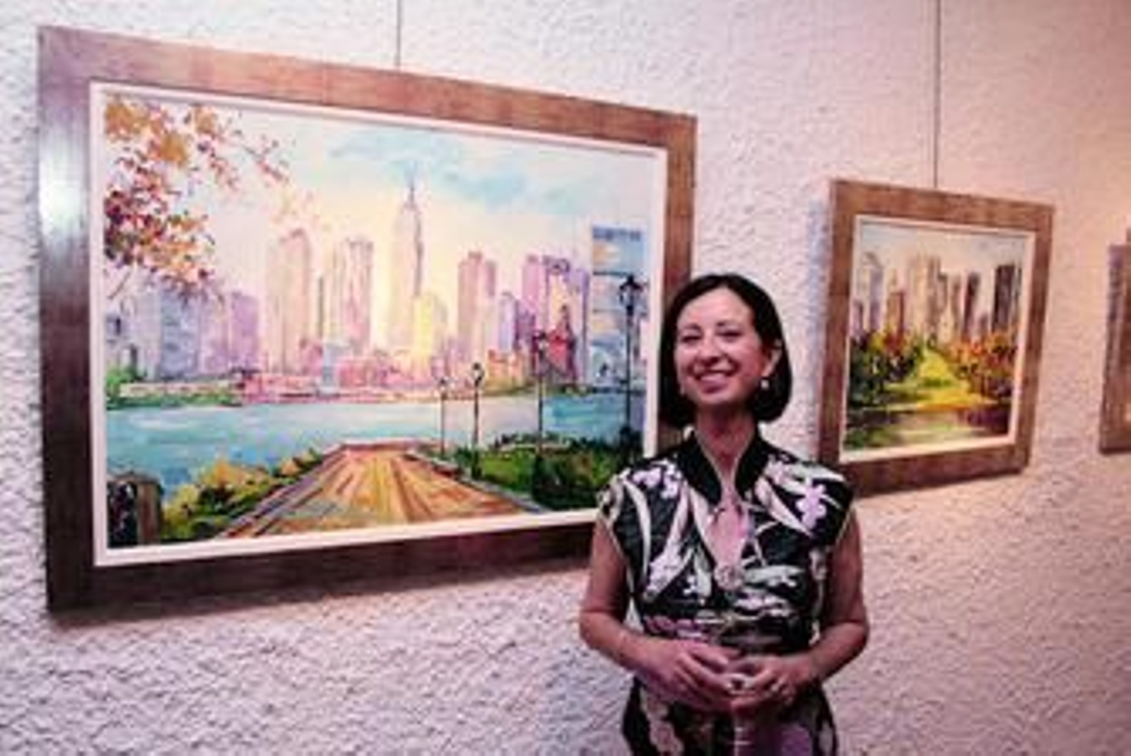 Rosa María Rodríguez posa en la galería Argar ante uno de sus cuadros en la ciudad de Nueva York.