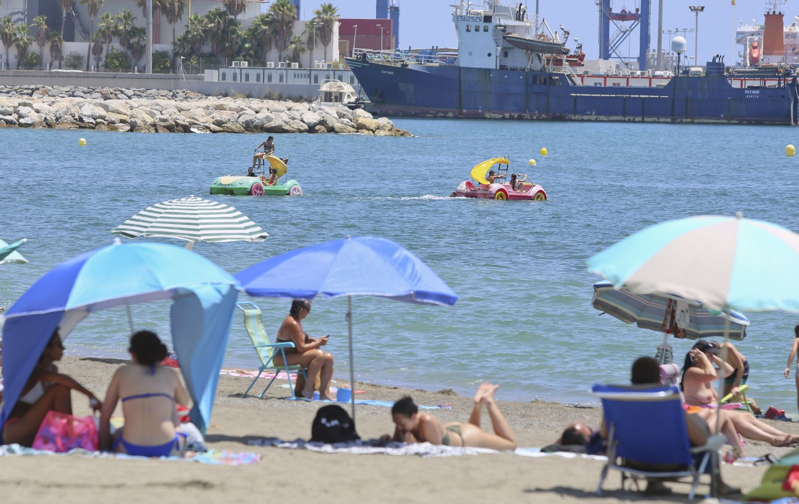 Fotos del primer día de mascarillas obligatorias en las playas y el Centro de Málaga