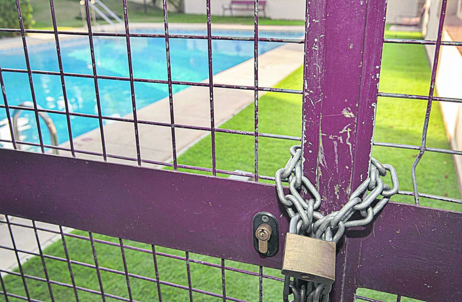 Una piscina cerrada en Torre de Benagalbón, Málaga.
