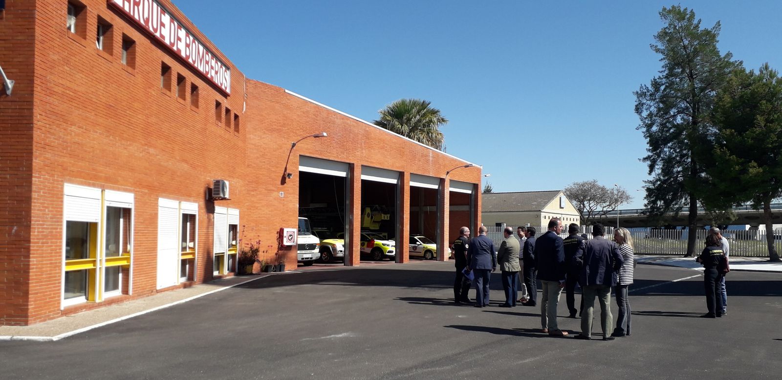 Una imagen de la visita de este jueves al parque de Bomberos de El Puerto.